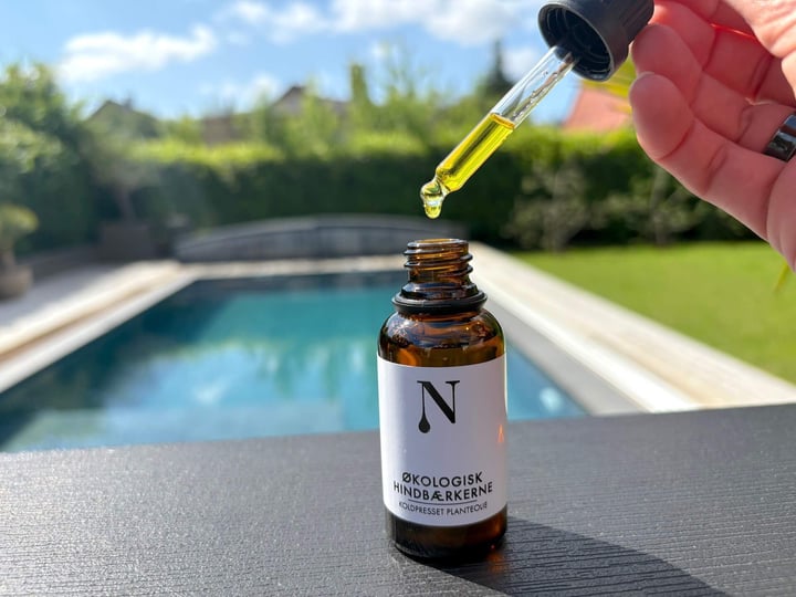 Pipette med dråbe med Naturligolie Hindbærkerneolie