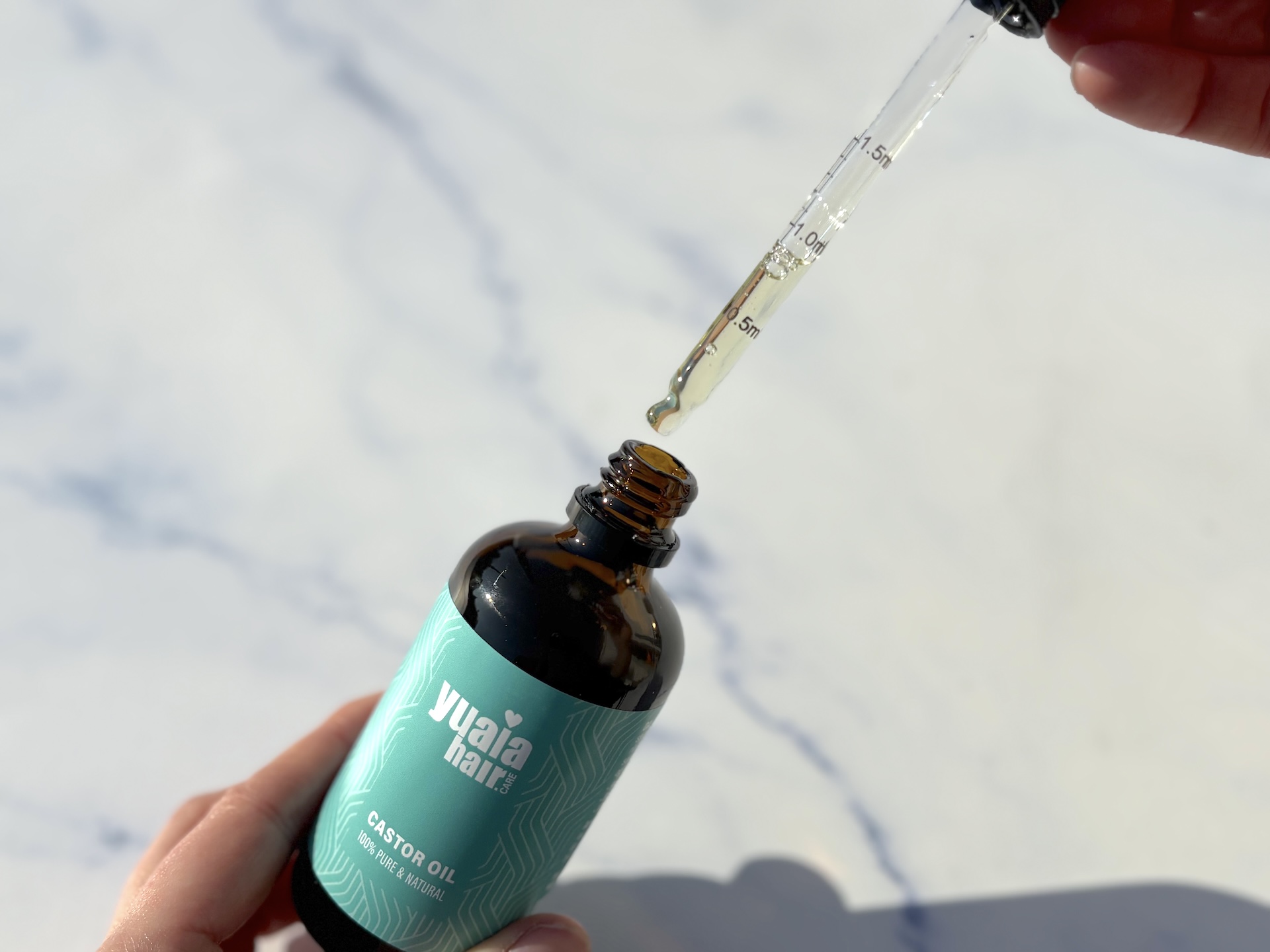 Pipette med Yuaia Haircare Castor Oil