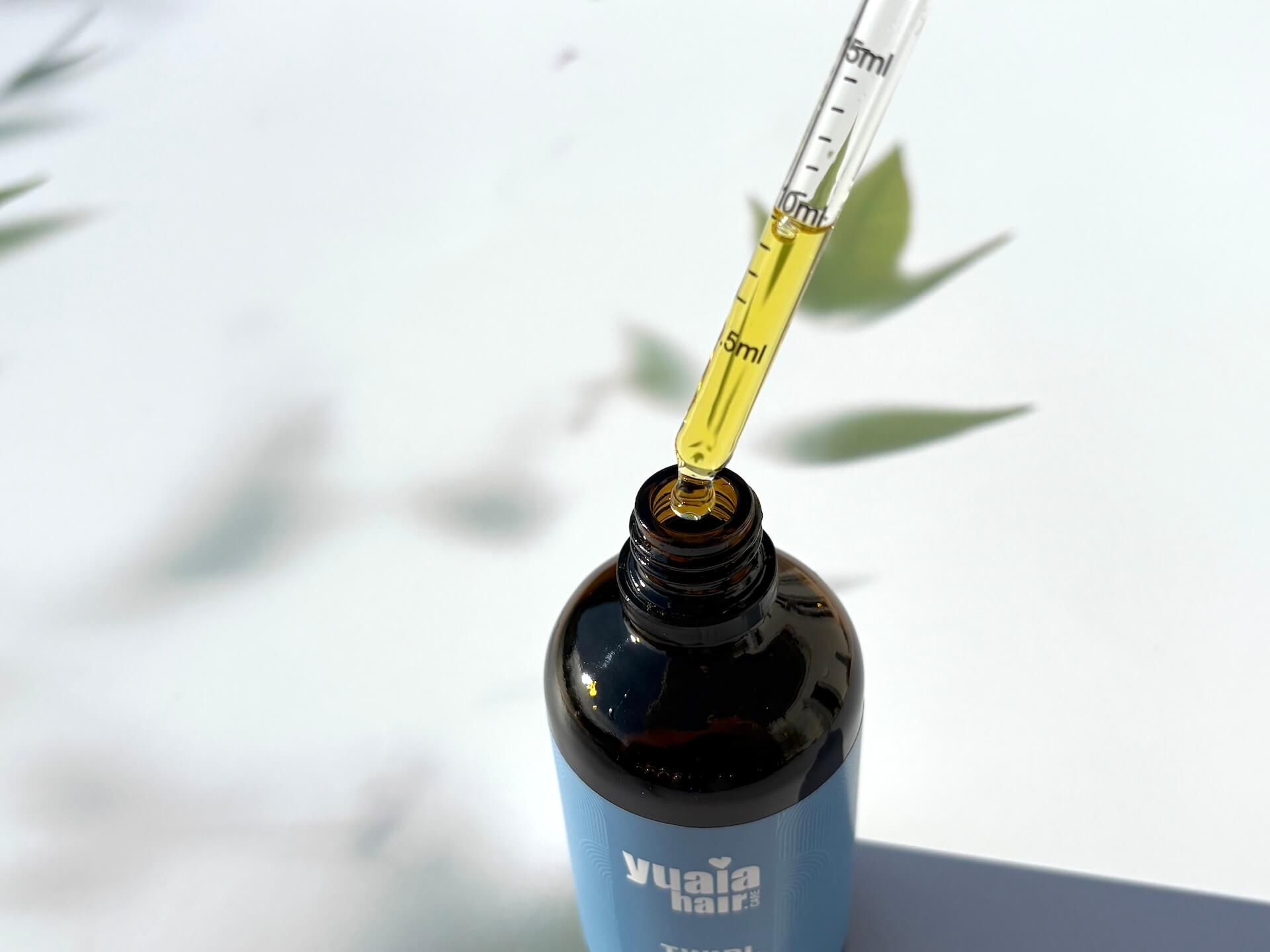 Pipette med Yuaia Haircare Twirl and Curl Curly Oil