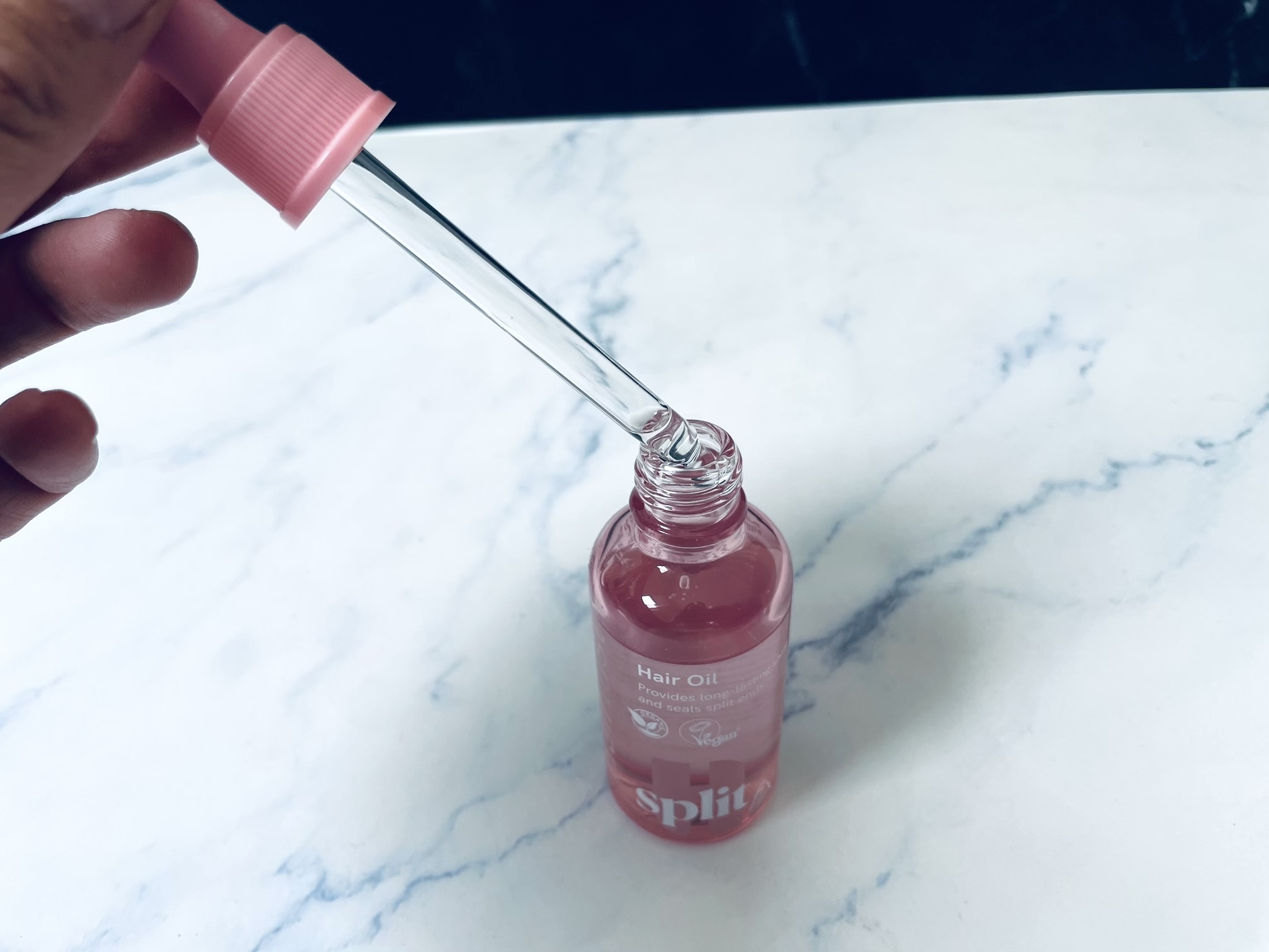 Pipette på Hairlust Split Fix hair oil 