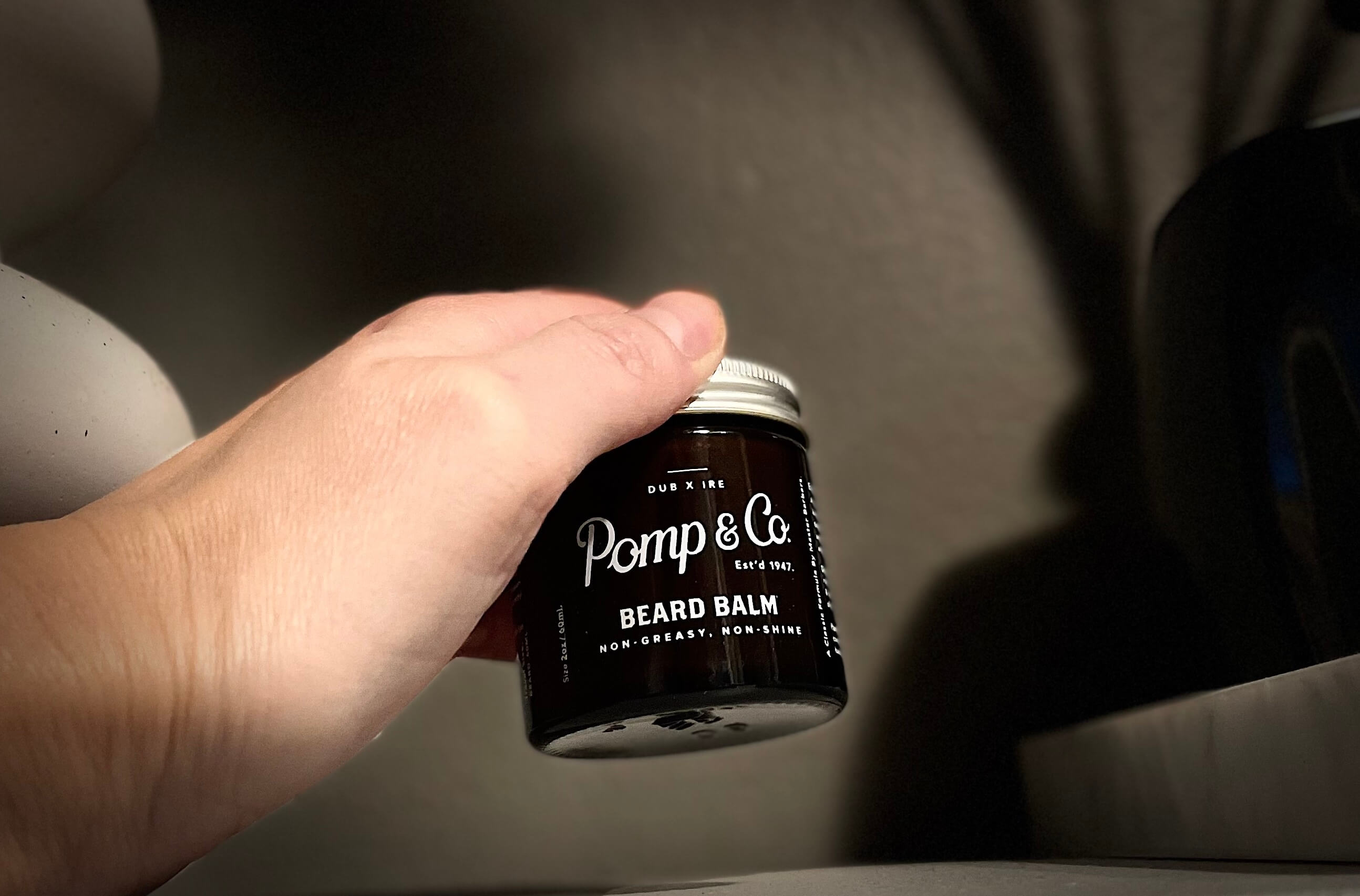 Pomp & Co Beard Balm der bliver taget på et badeværelse