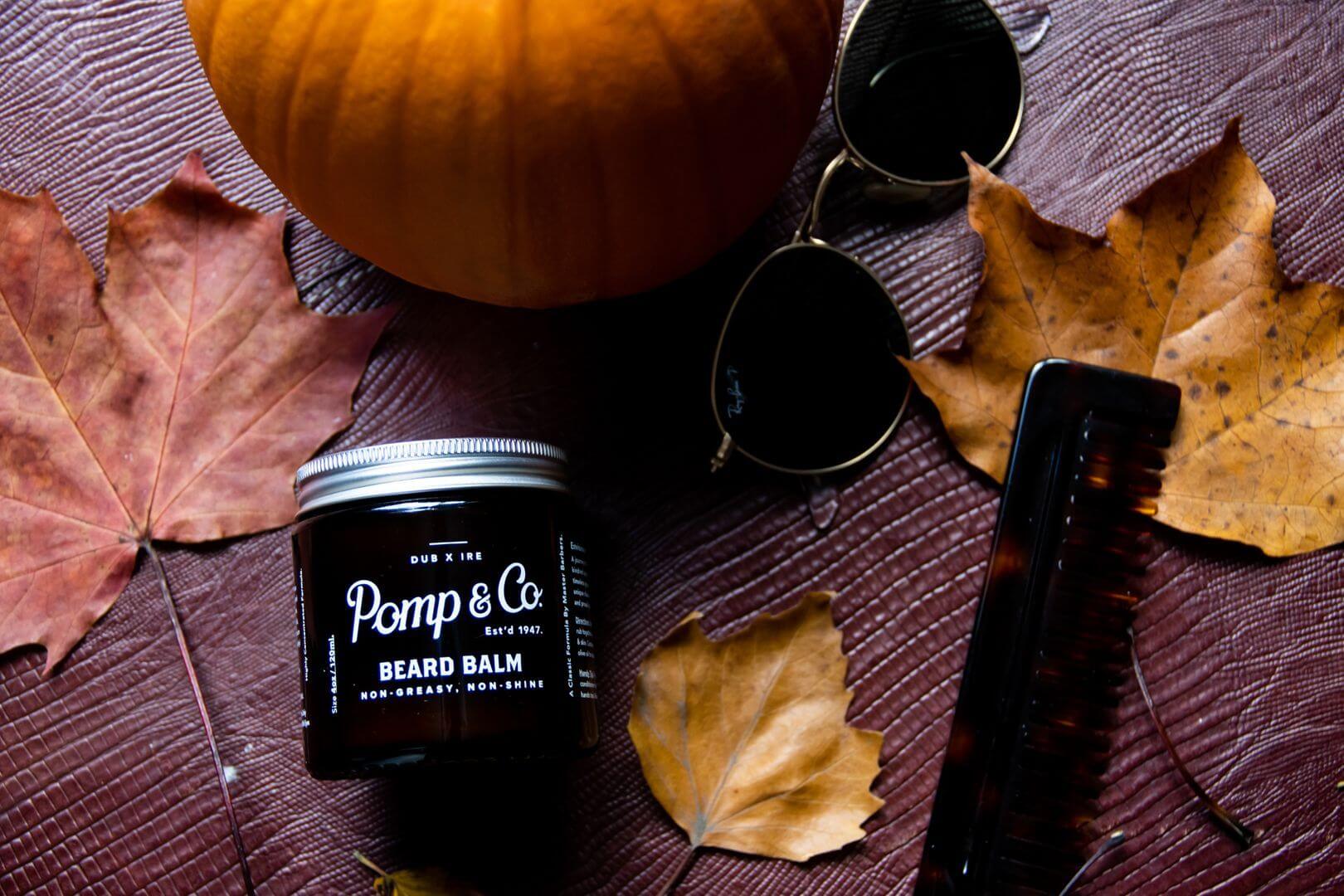Pomp & Co Beard Balm der ligger sammen med solbriller og blade