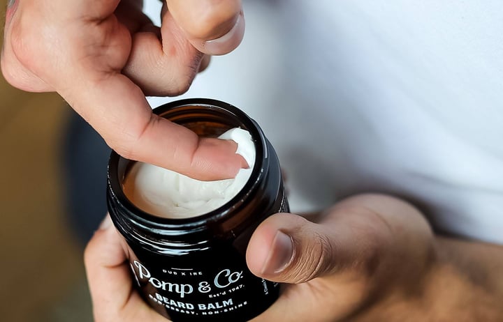 Pomp & Co Beard Balm der tages ud med en finger