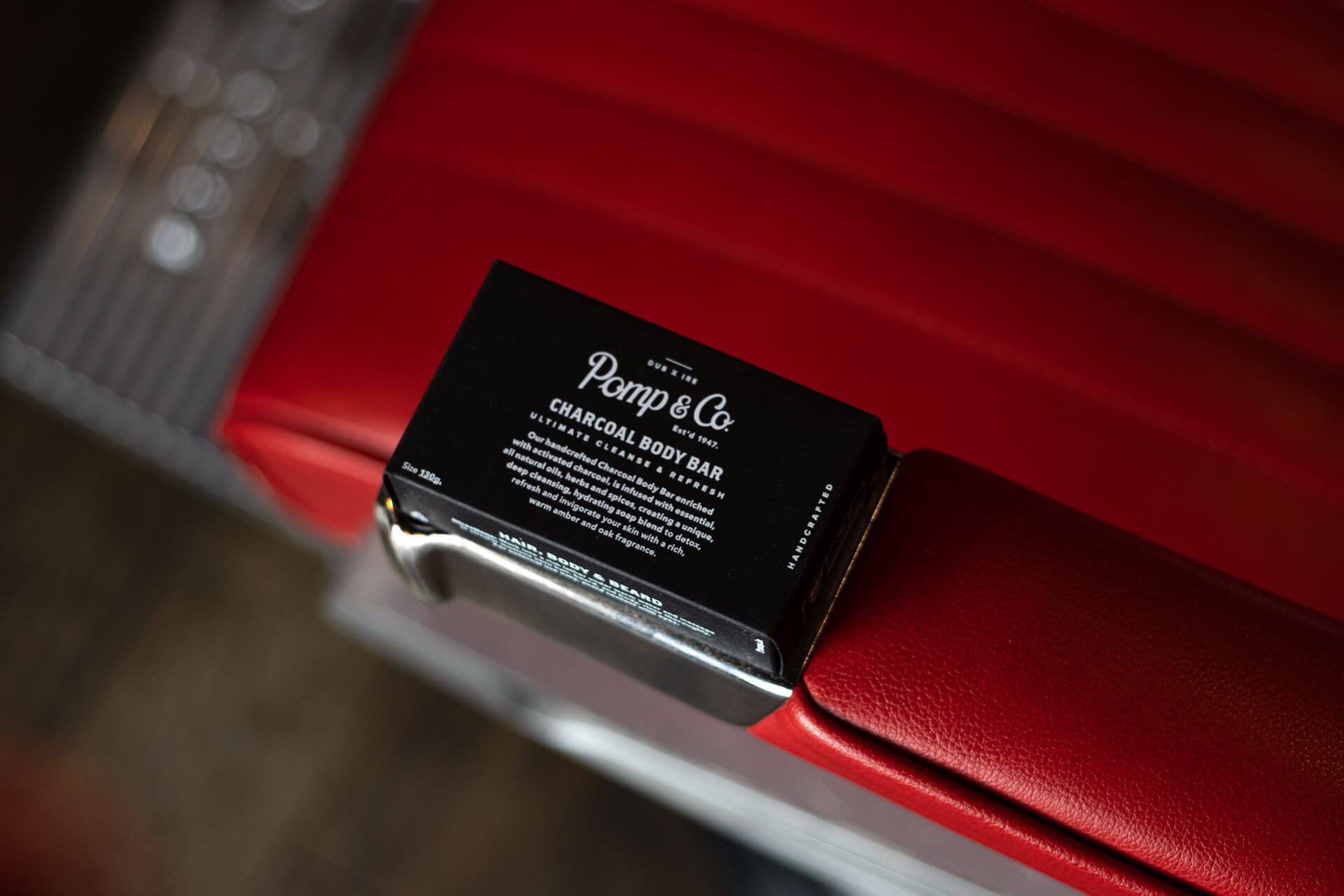pomp & co charcoal sæbebar på en rød stol