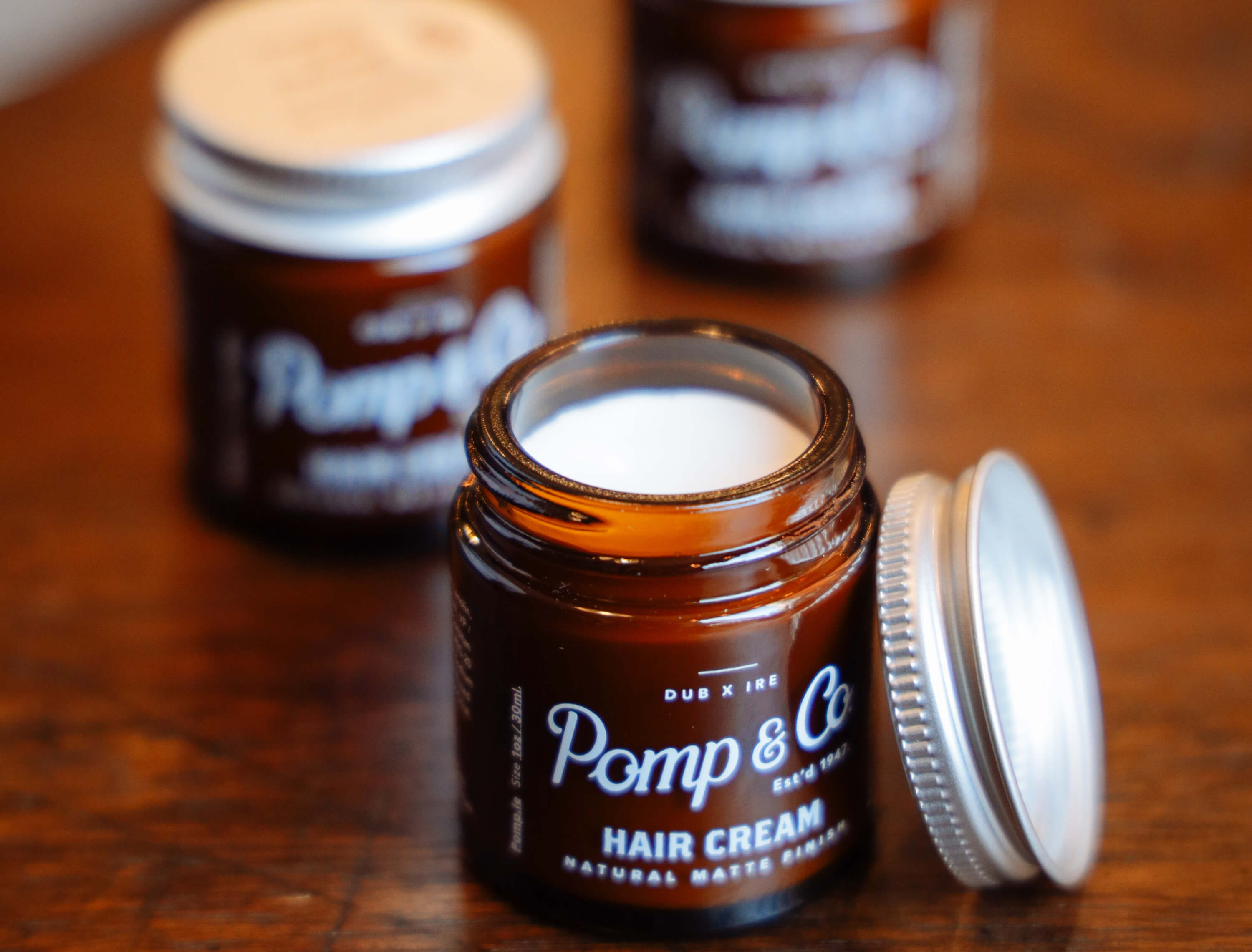 Pomp & Co Hair cream der er åben på et bord