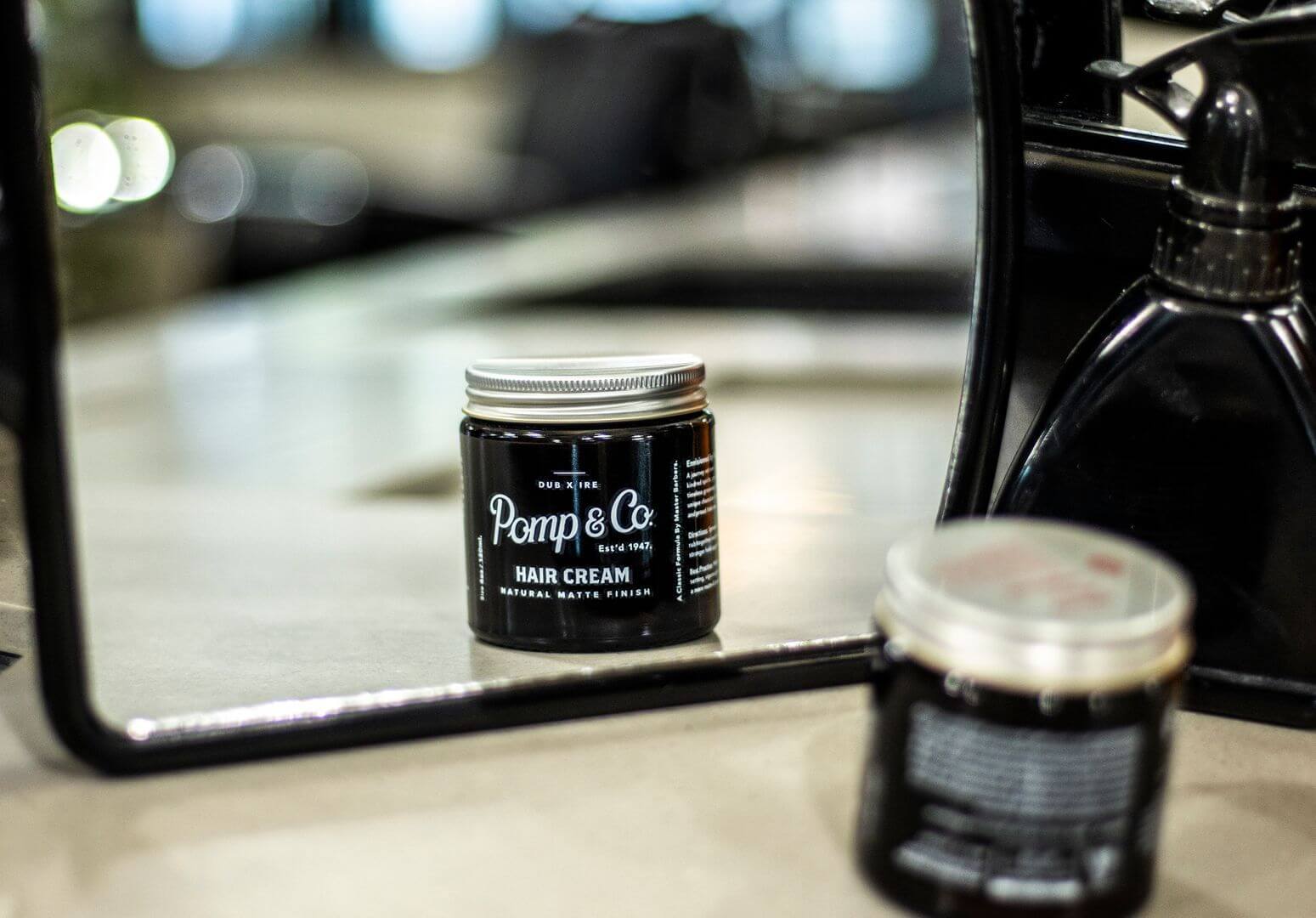Pomp & Co Hair cream på et bord ved en barber