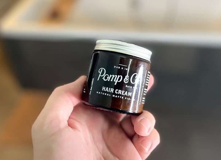 Pomp & Co Hair cream på hånden på en mand på et badeværelse
