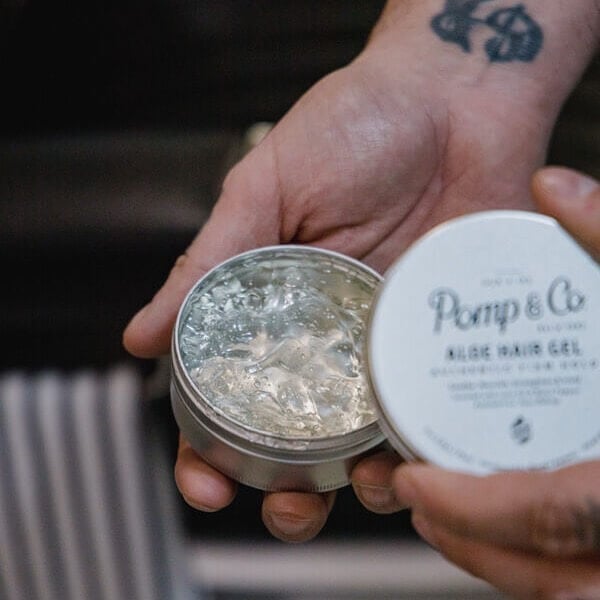 Pomp & co hair gel der er åbnet  i en hånd