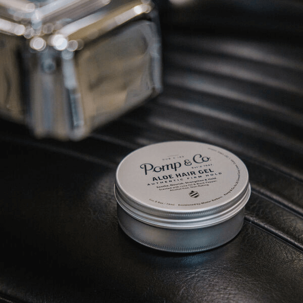 Pomp & co hair gel der er står på en stol eller sofa