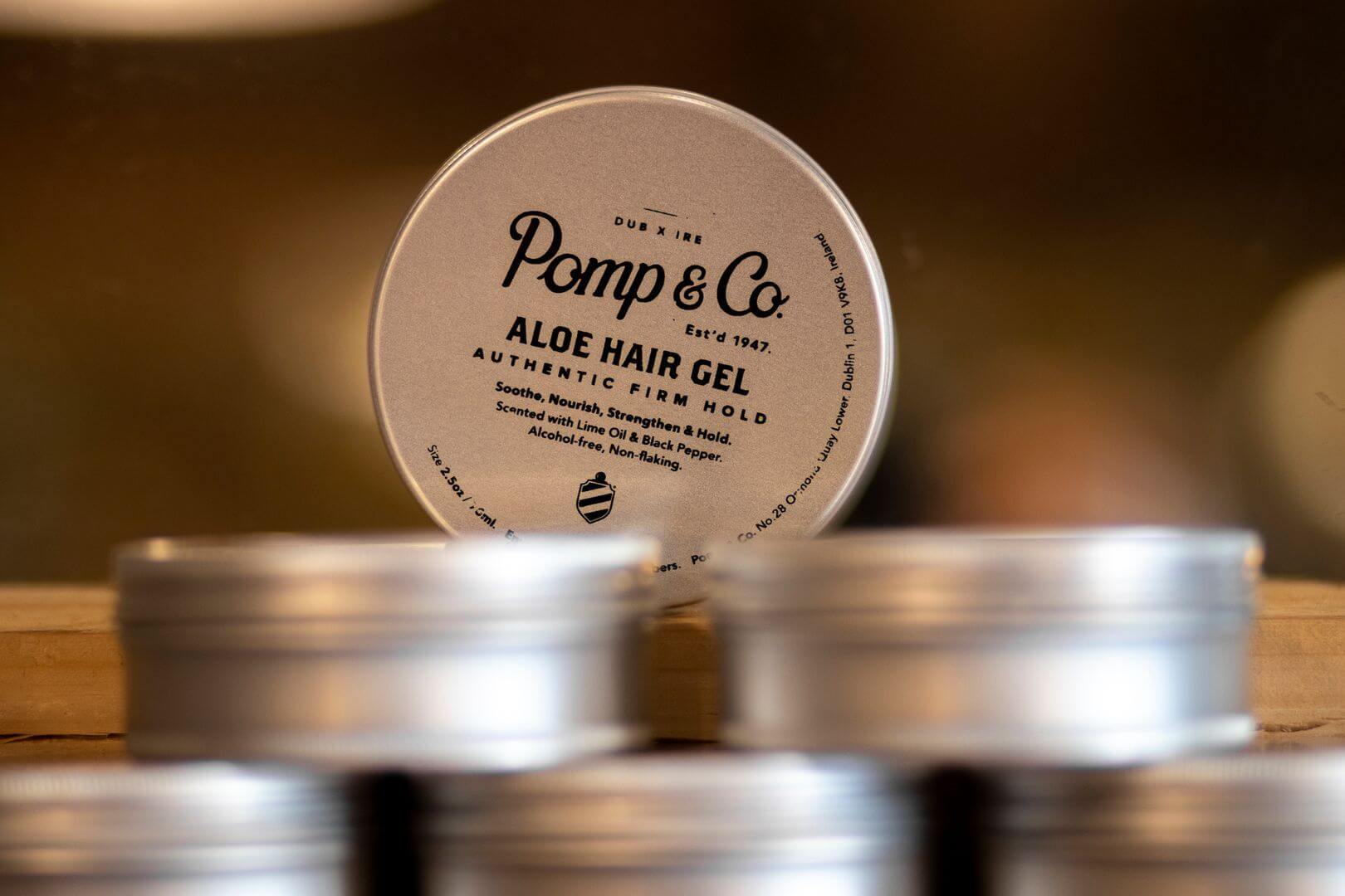 Pomp & co hair gel i bøtte det står op