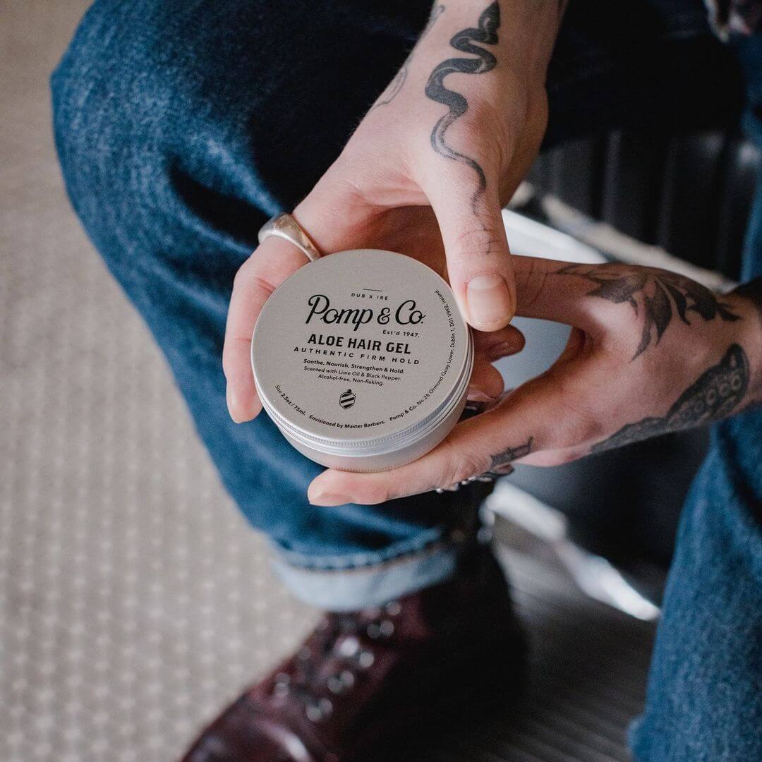 Pomp & co hair gel i hånden på en mand