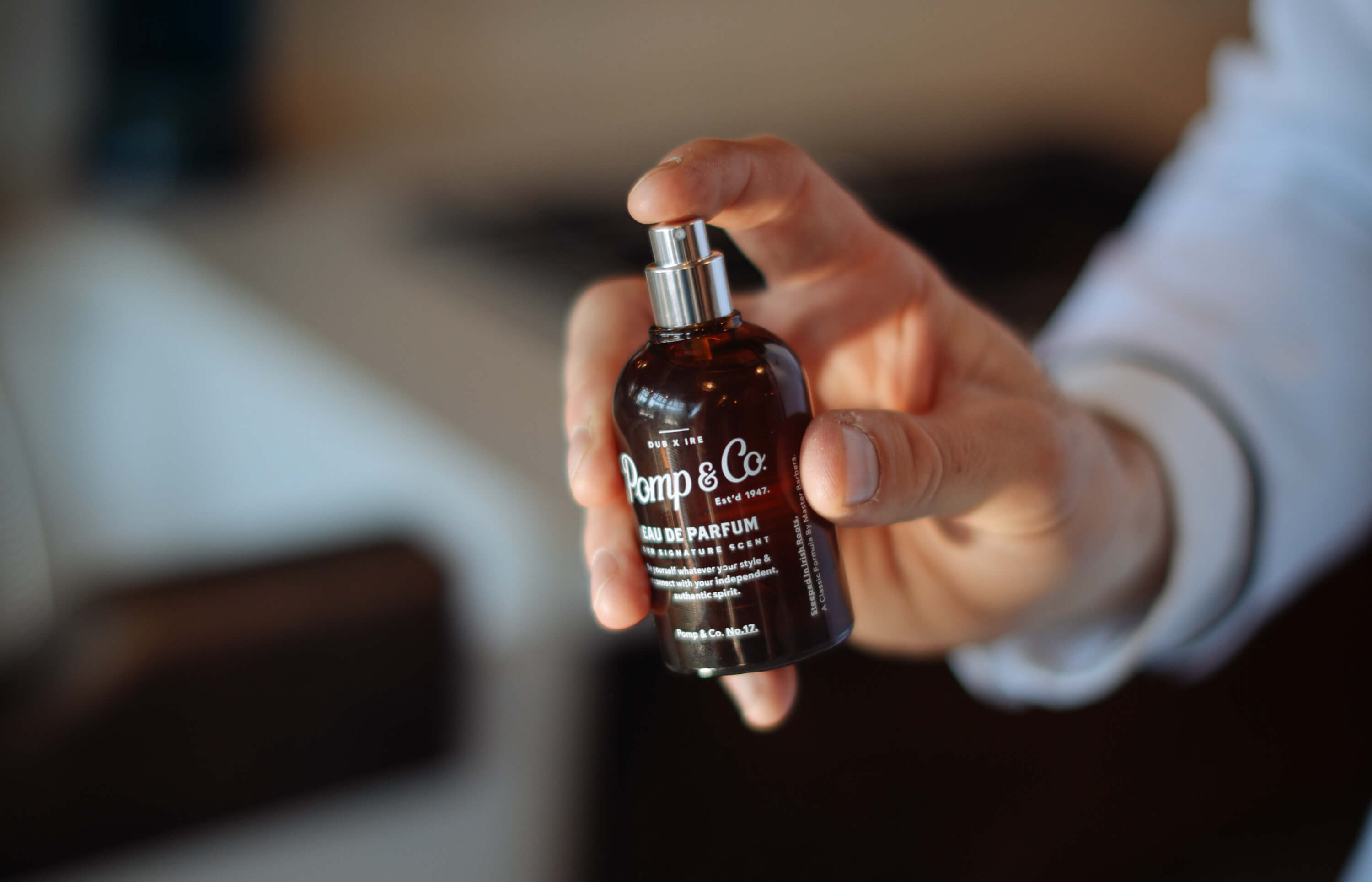 Pomp & Co parfume der trykkes på af en mand