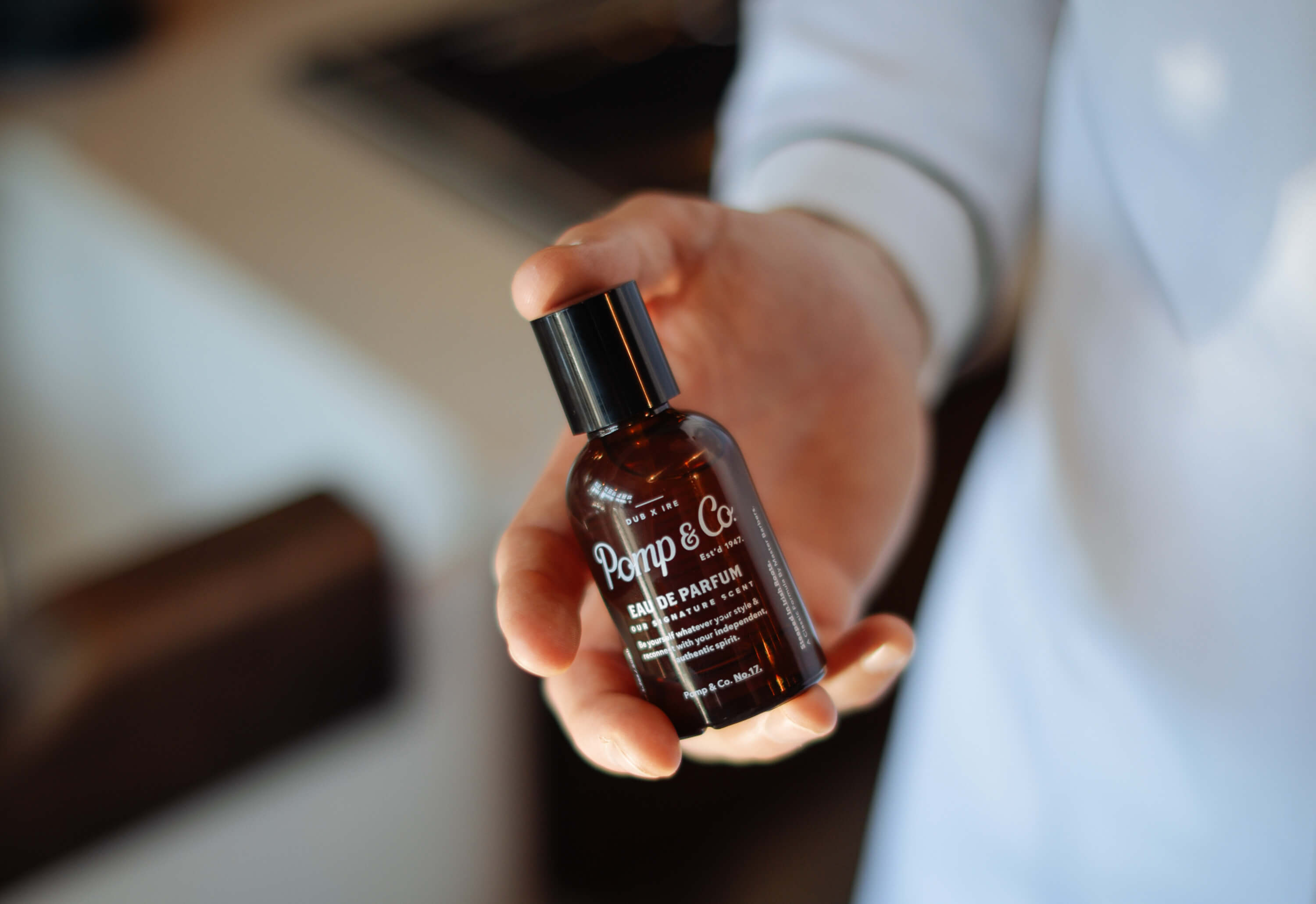 Pomp & Co parfume i hånden på en mand