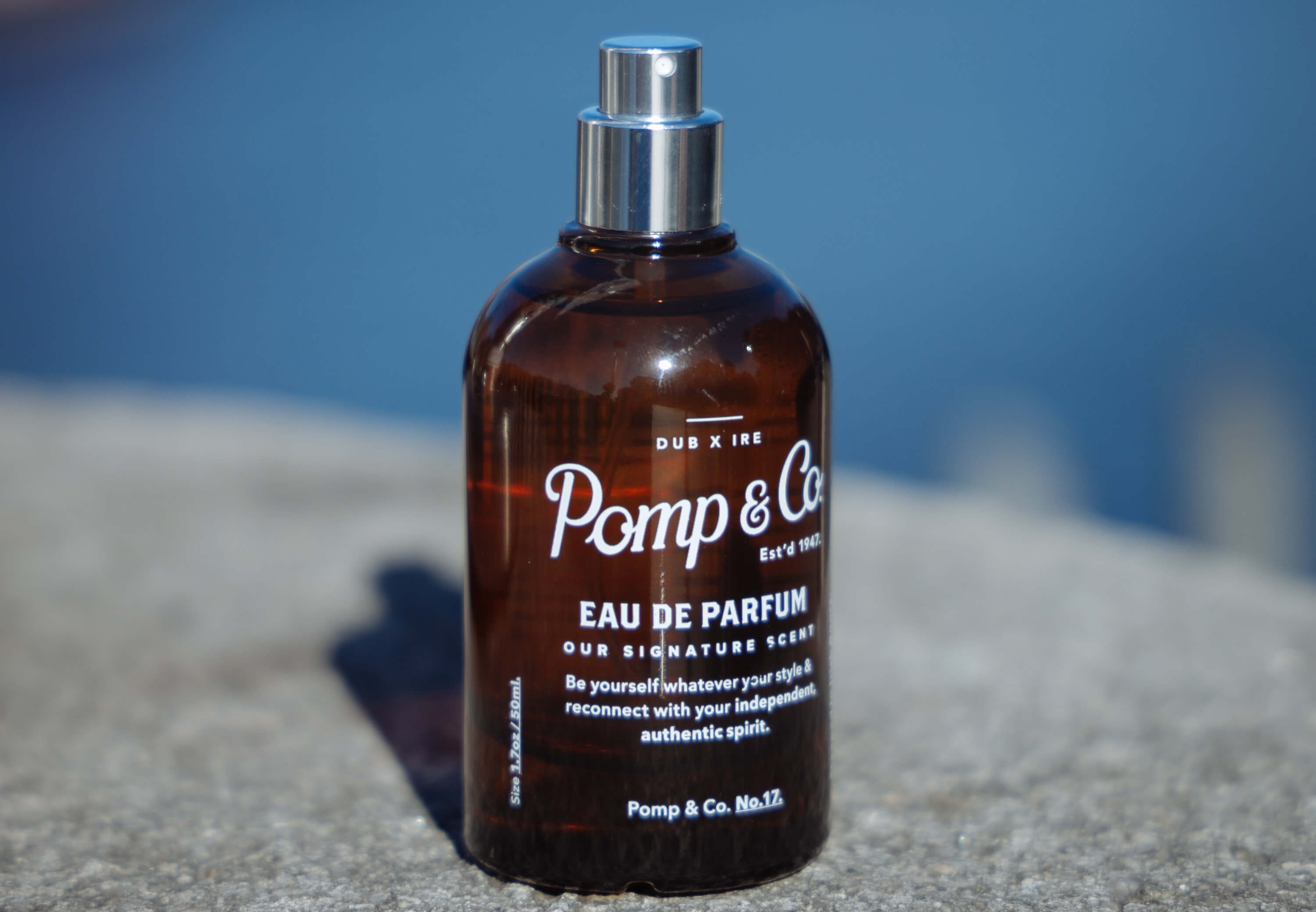 Pomp & Co parfume med en baggrund af vand/hav