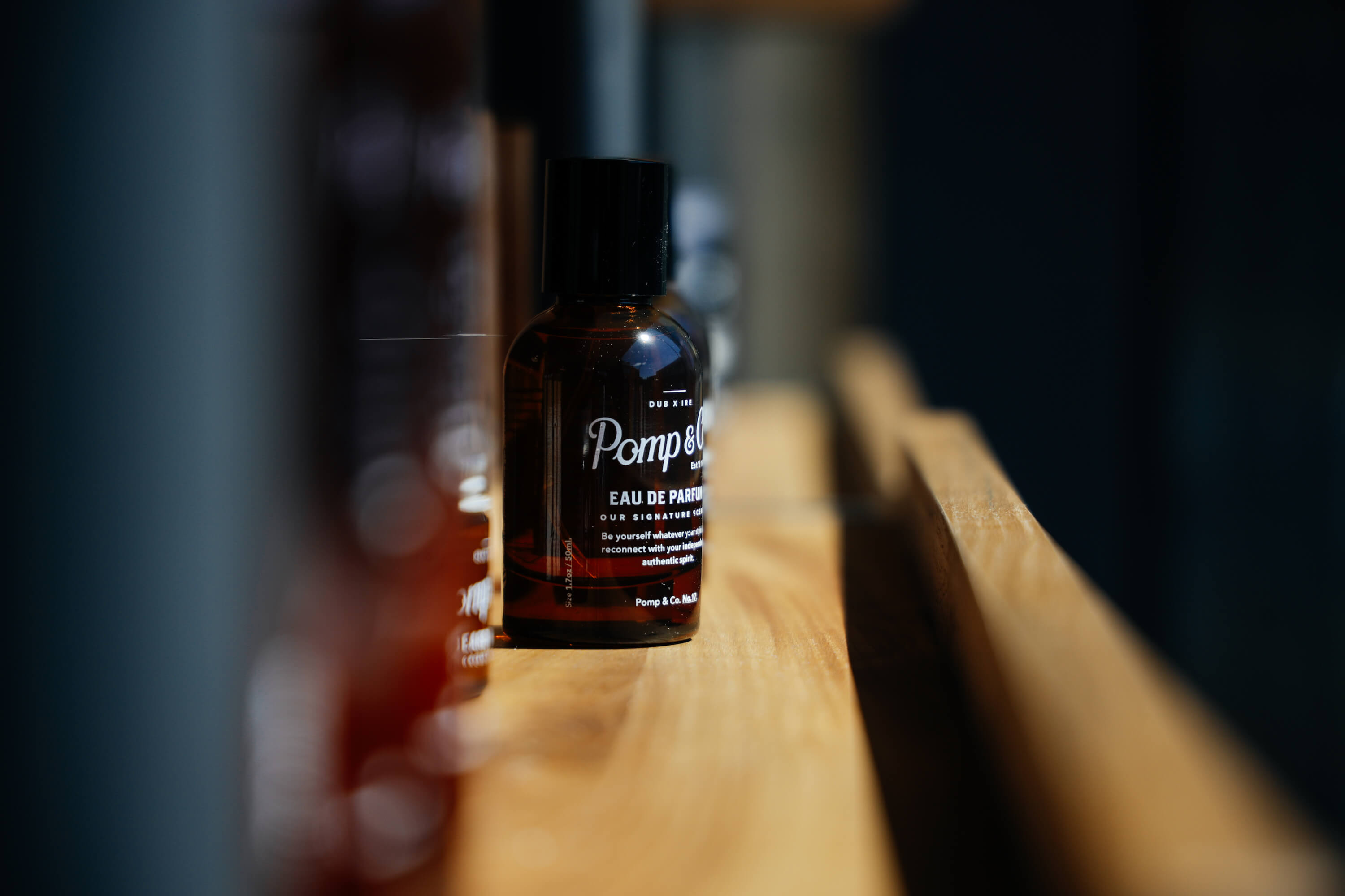 Pomp & Co parfume på en hylde i en barbershop