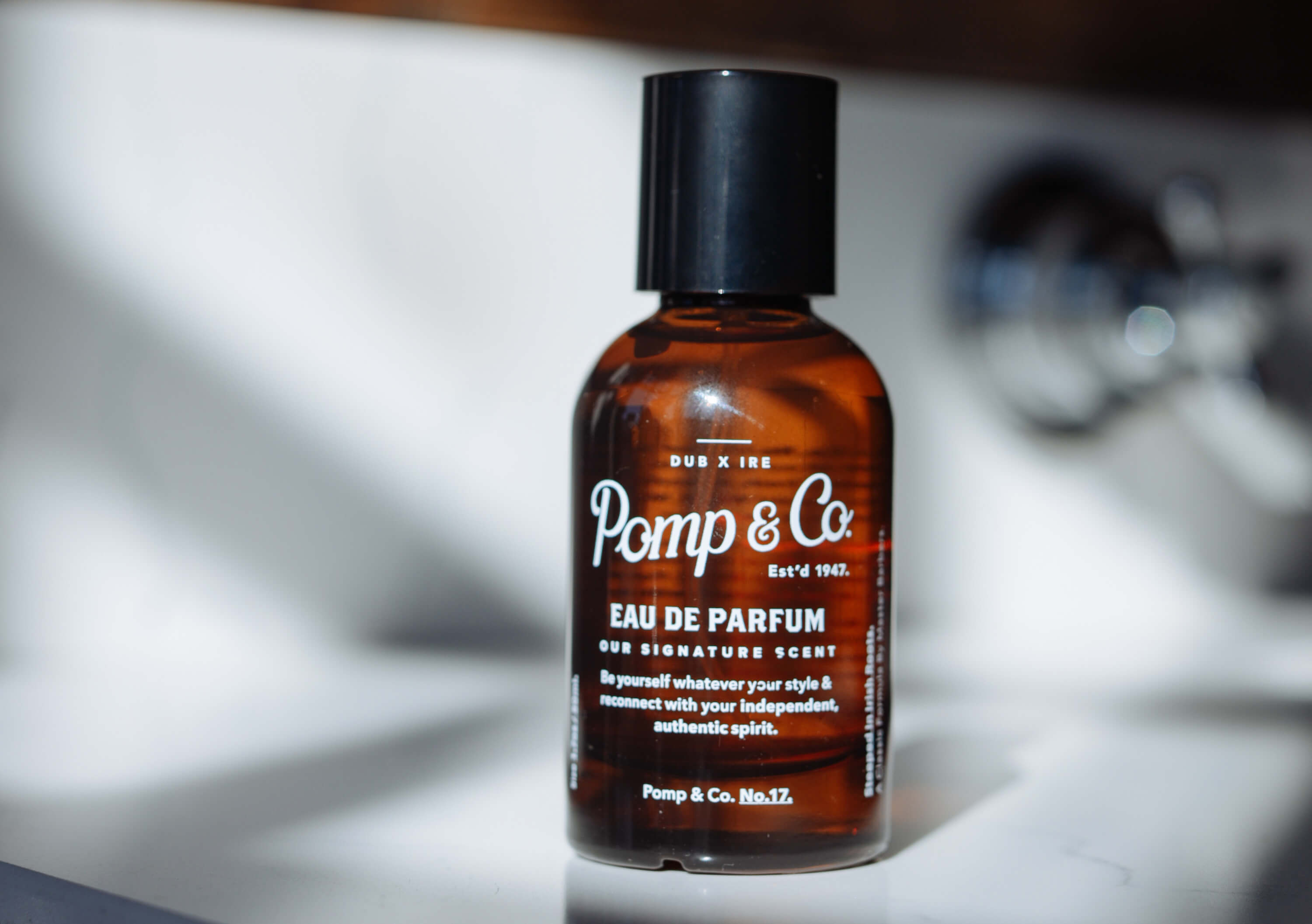 Pomp & Co parfume på et badeværelse