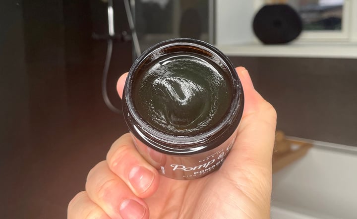 Pomp & Co pomade hvor man ser ned i bøtten