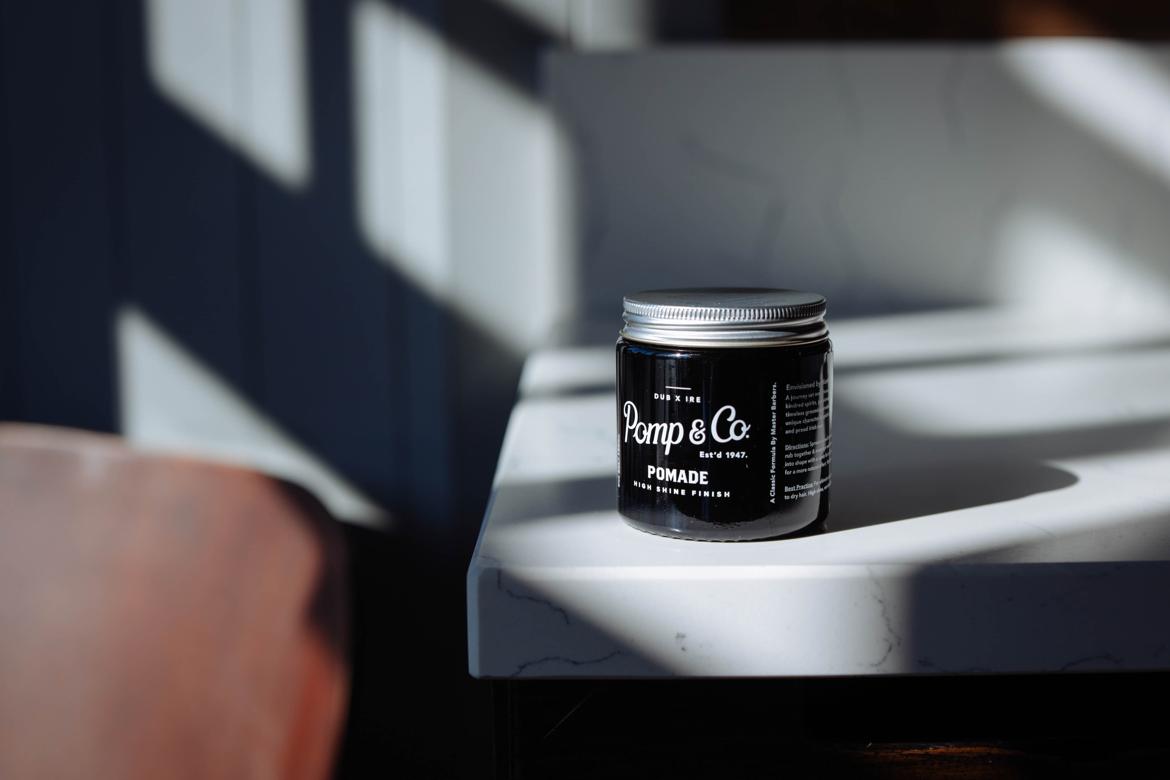 Pomp & Co pomade på et badeværelsesbord