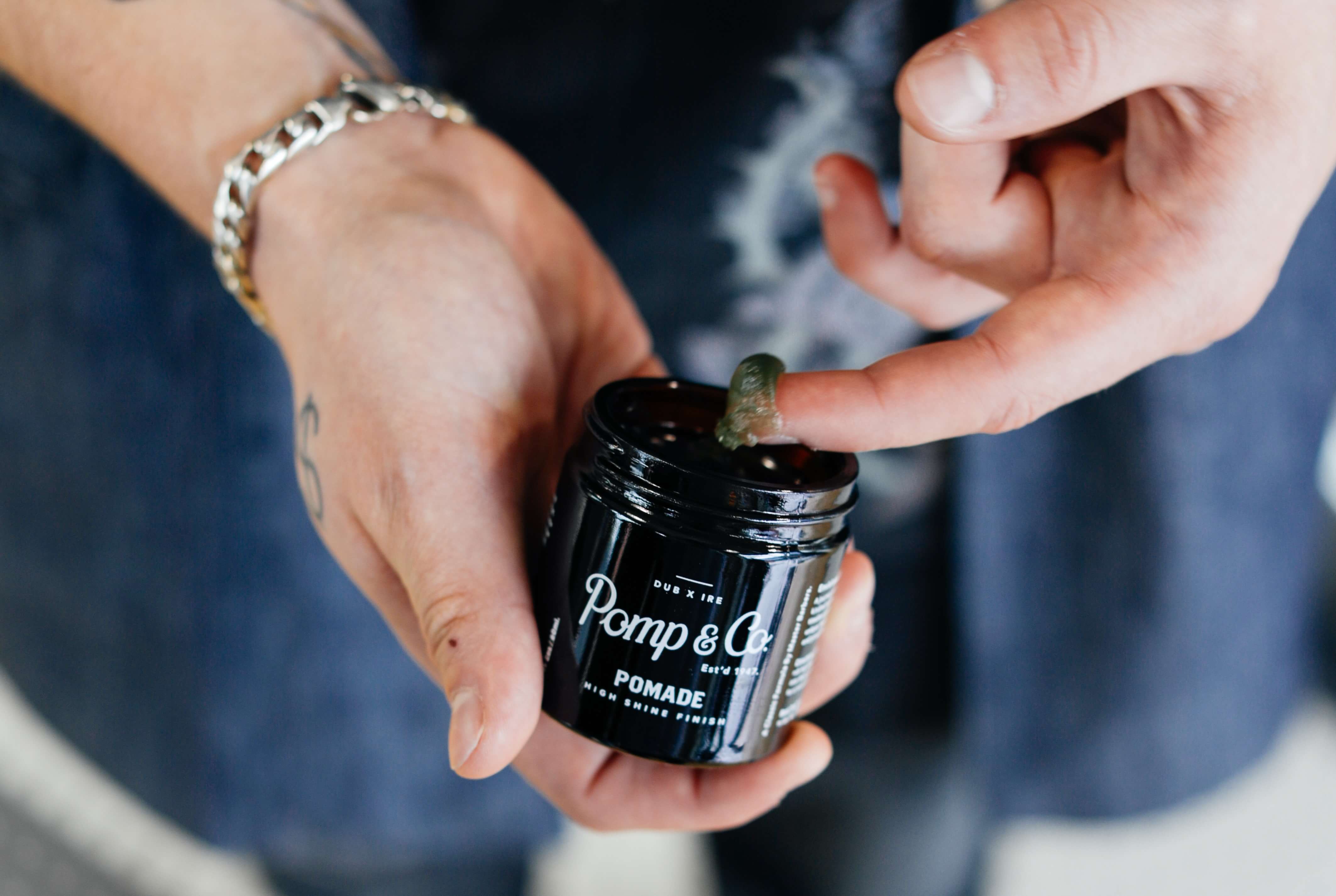 Pomp & Co pomade på fingeren af en mand