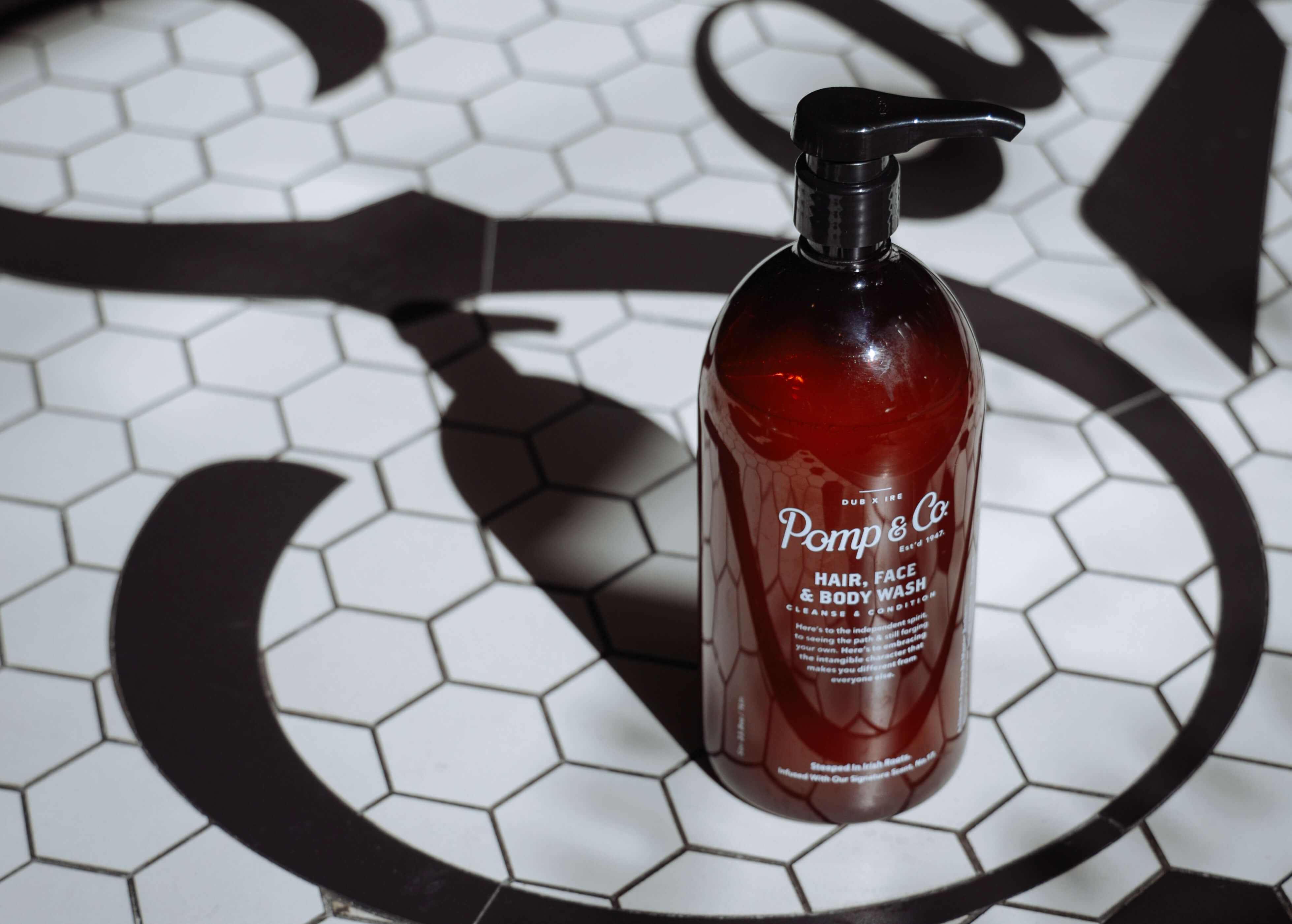 Pomp & co vask på gulvet i barbersalon