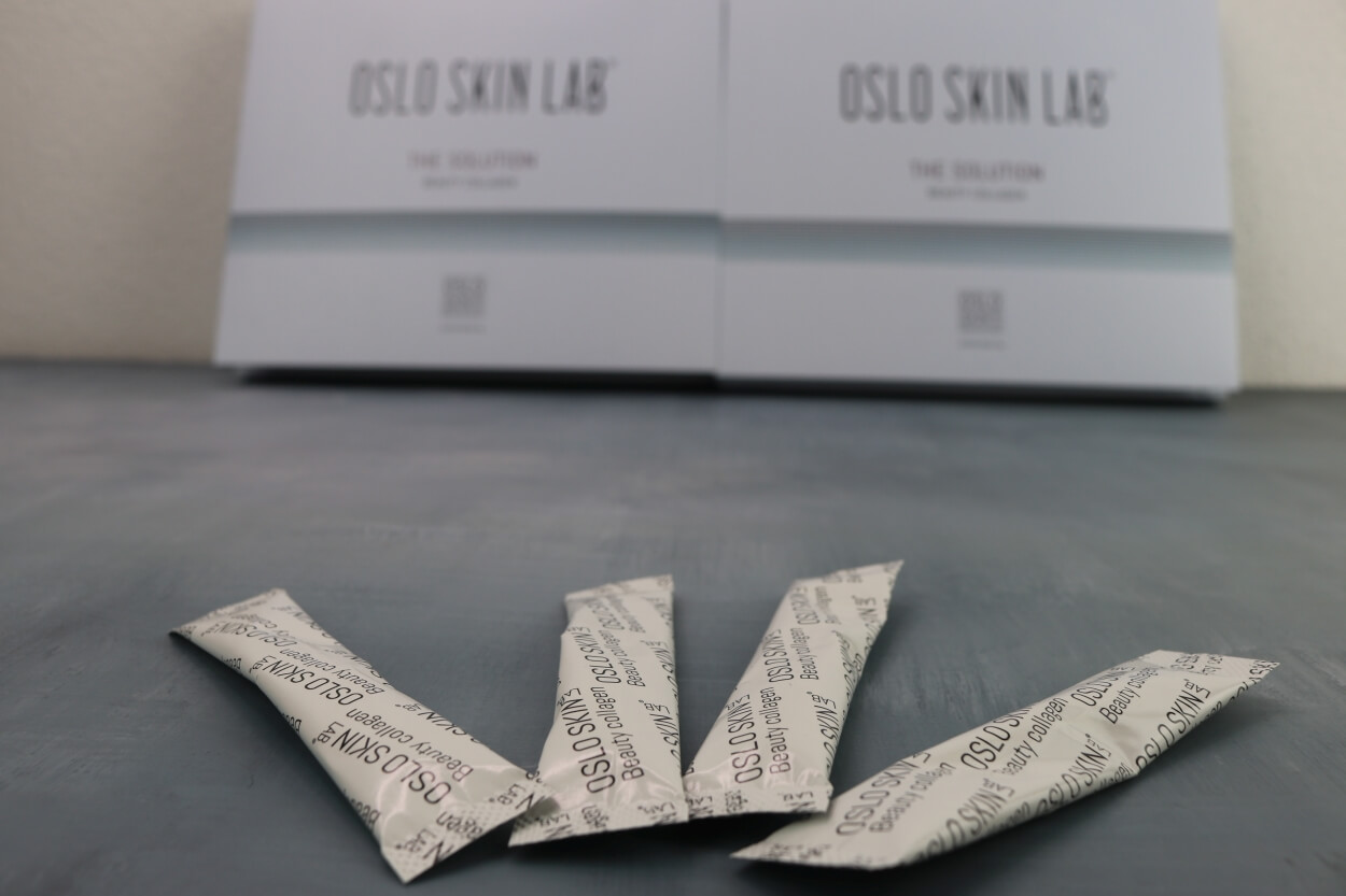 Portionsposer med Oslo Skin Lab kollagenpulver på bord
