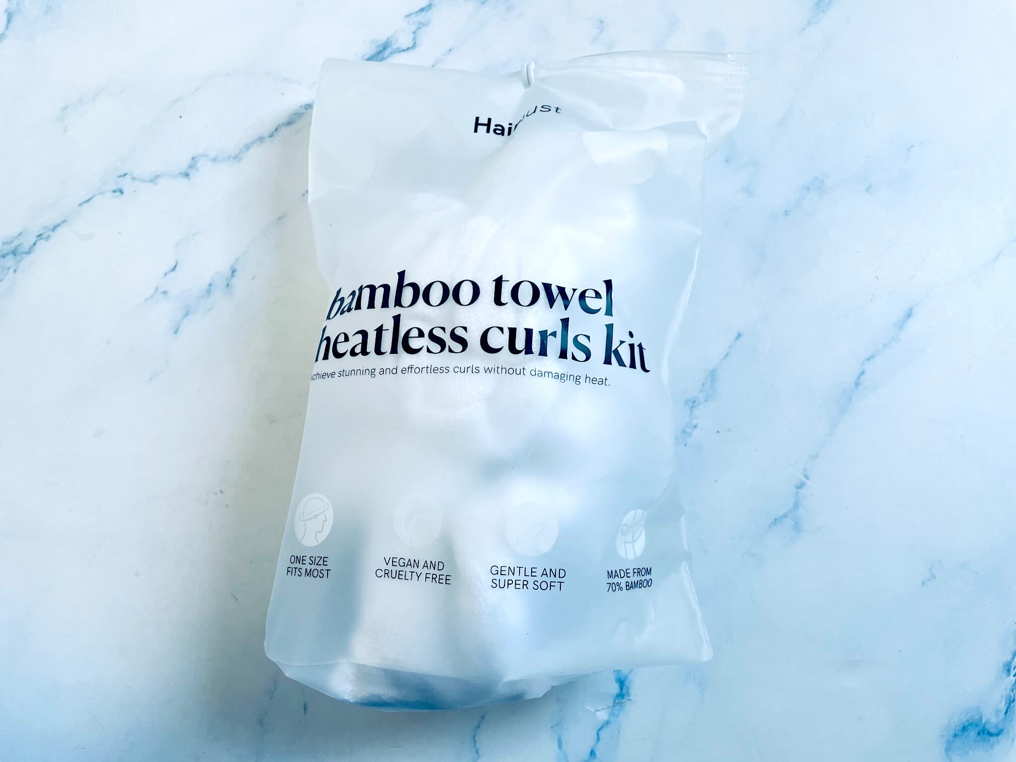 Pose med Bamboo Towel heatless curls kit fra Hairlust