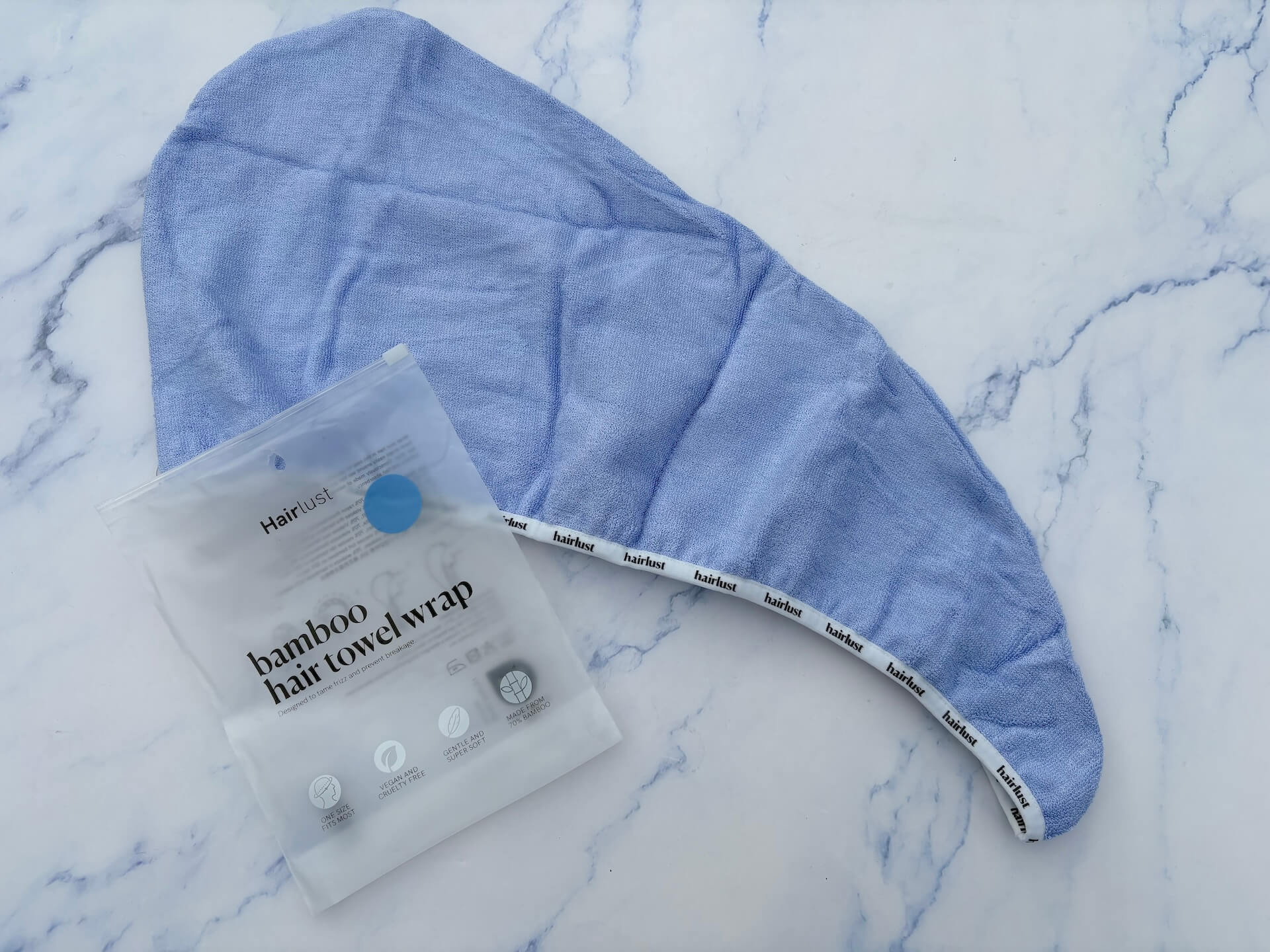 Pose med vejledning og Hairlust Bamboo Hair Towel Wrap hårhåndklæde på bord