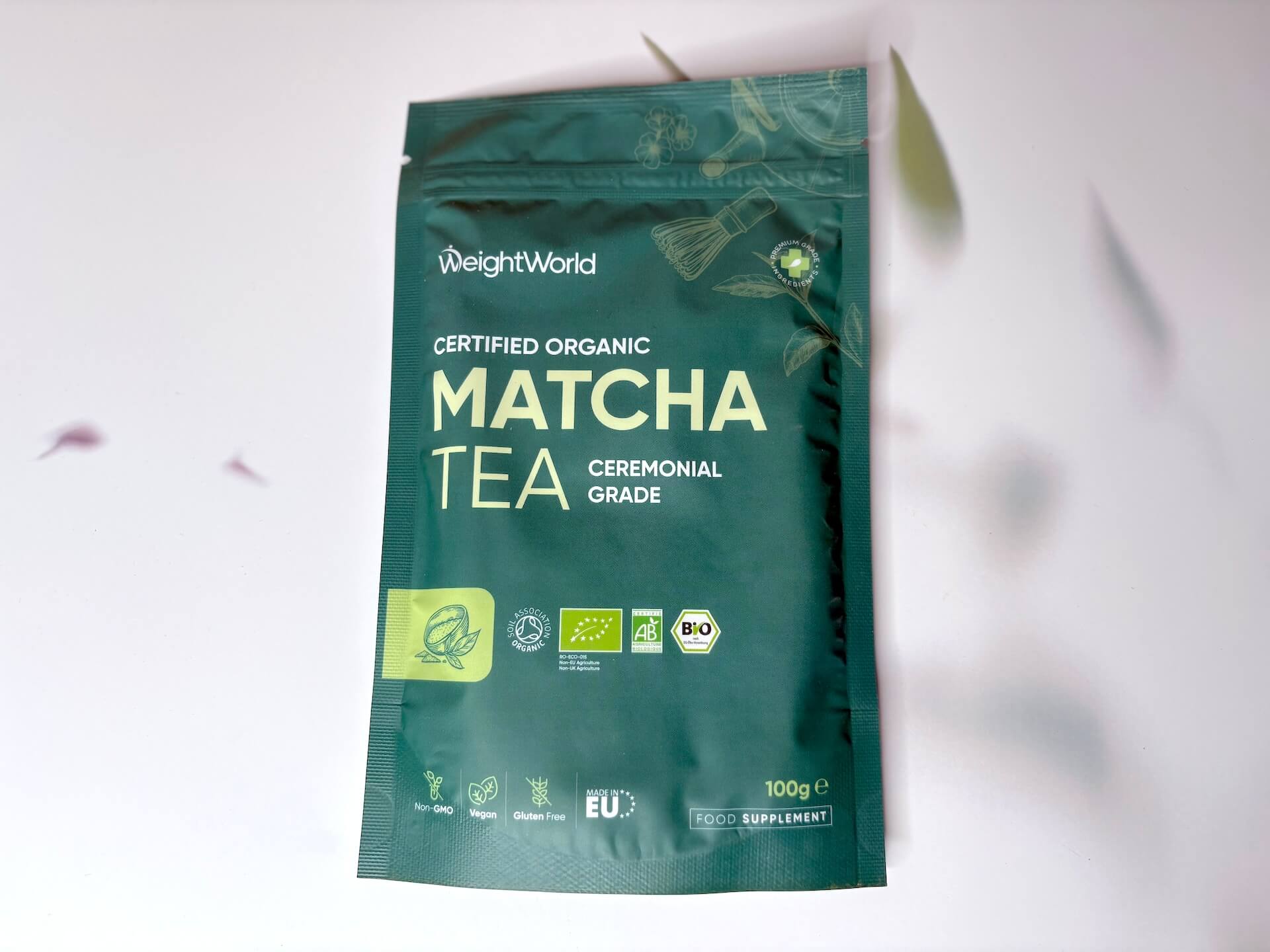 Pose med WeightWorld Matcha Tea på bord