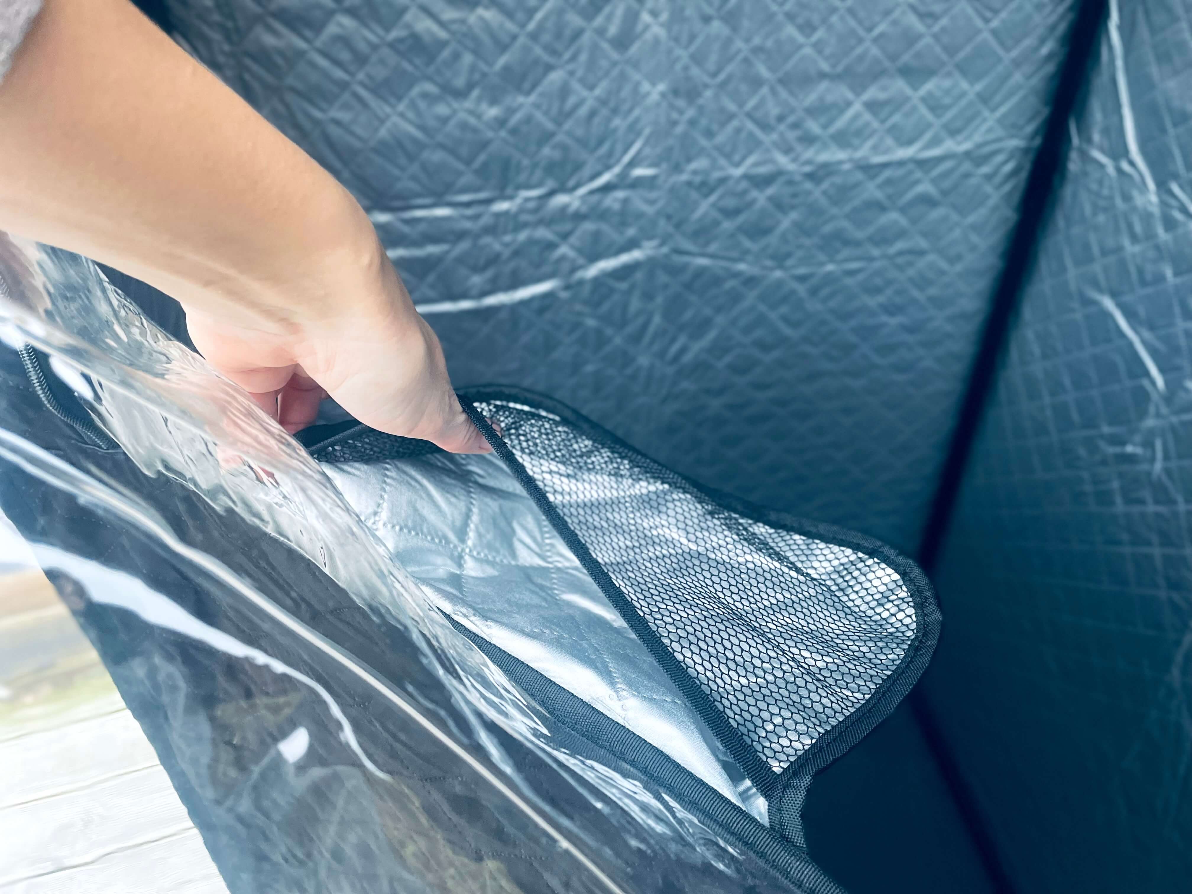 Pose på inderside af Comforth Luksus dampsauna til vandflaske