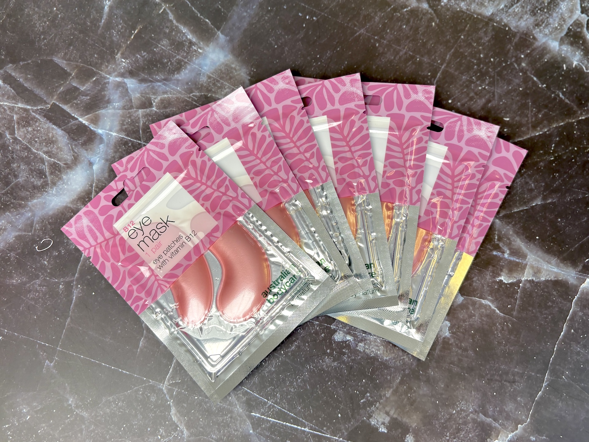 Poser med Australian Bodycare B12 Eye Mask