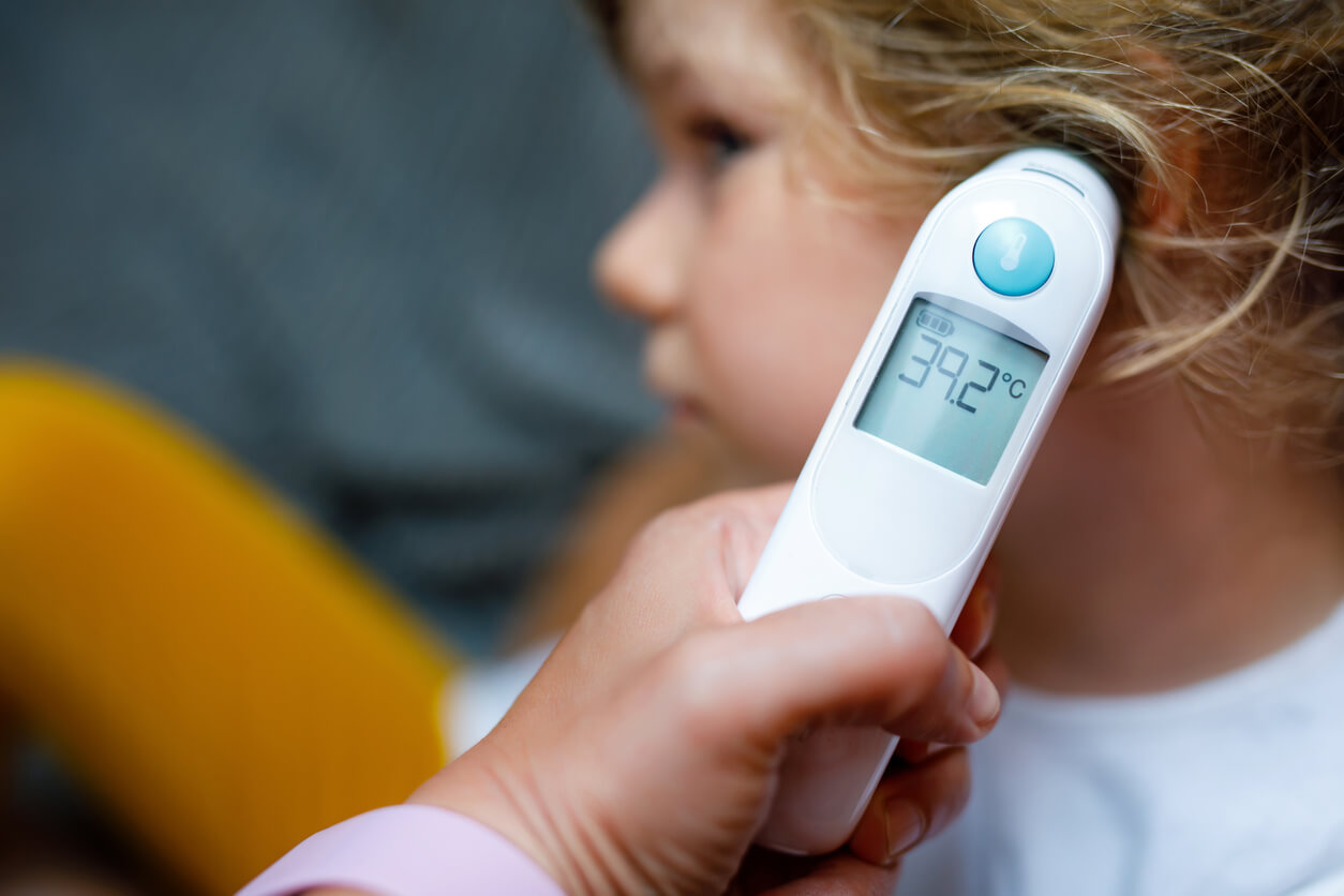 Præcist øretermometer viser temperatur på 39 grader i øre på barn