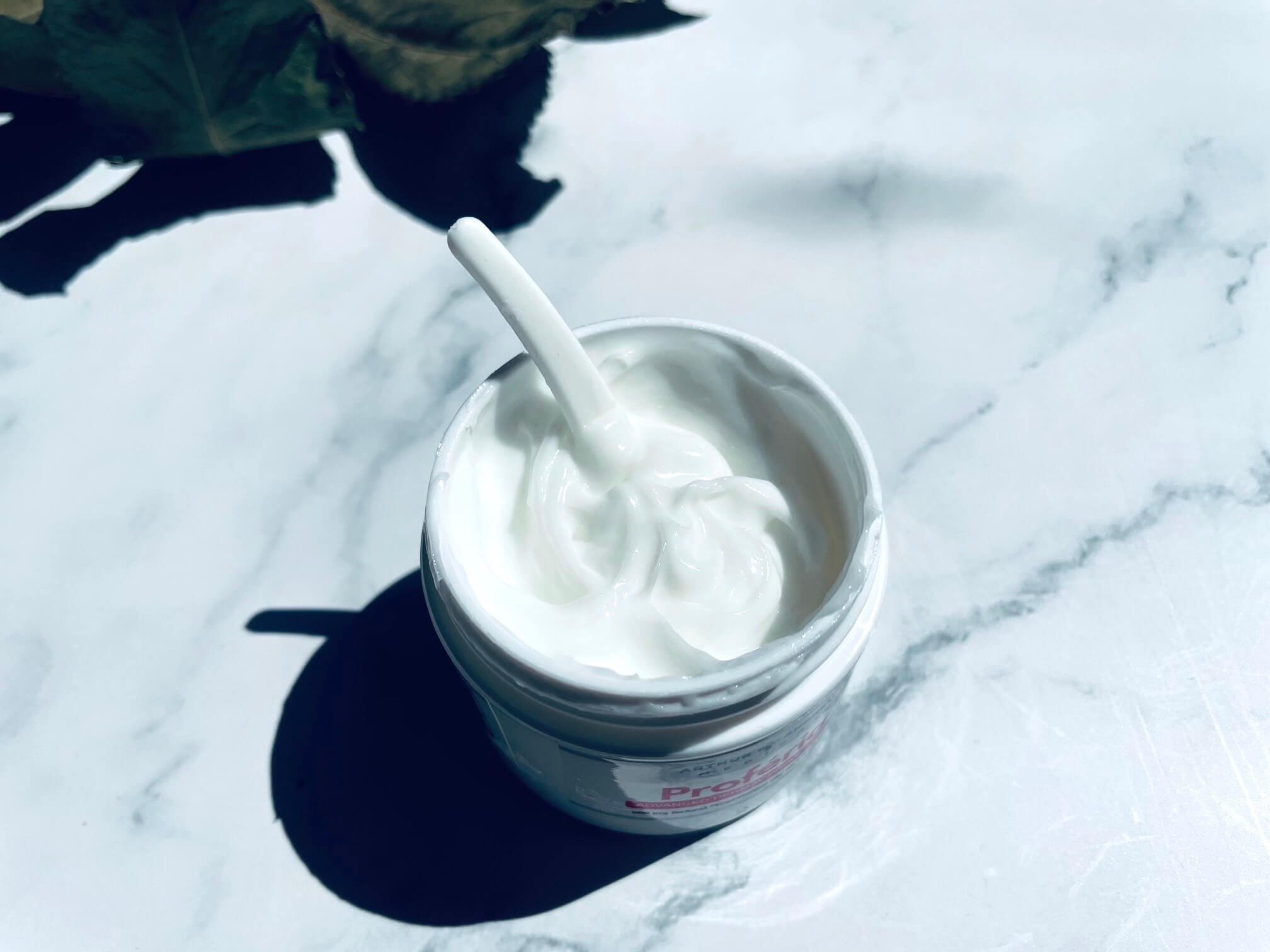 Proferia progesteron creme der er åbnet på et bord