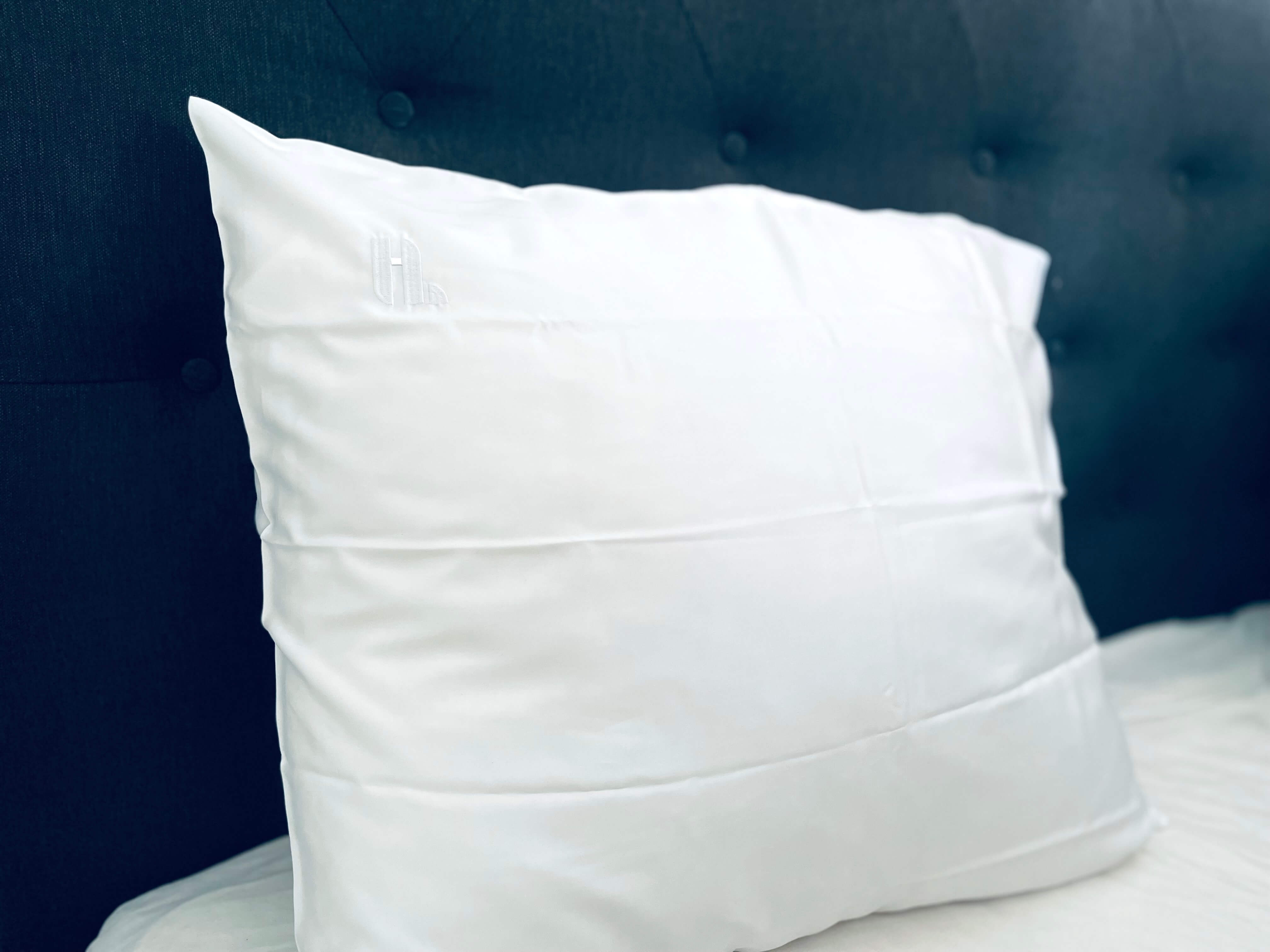 Pude med Silky Bamboo Pillowcase på en seng