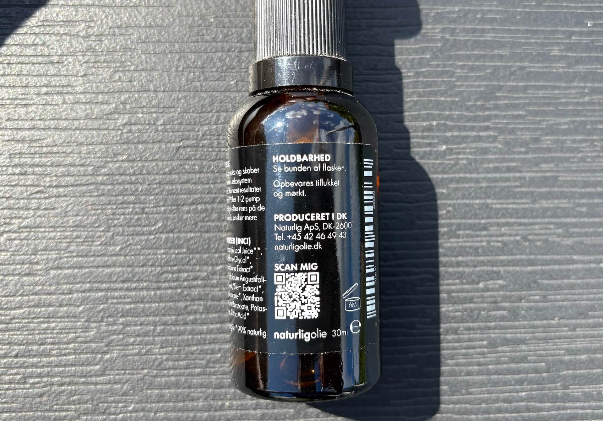 QR-kode og holdbarhed på etiket med Naturligolie Skægserum