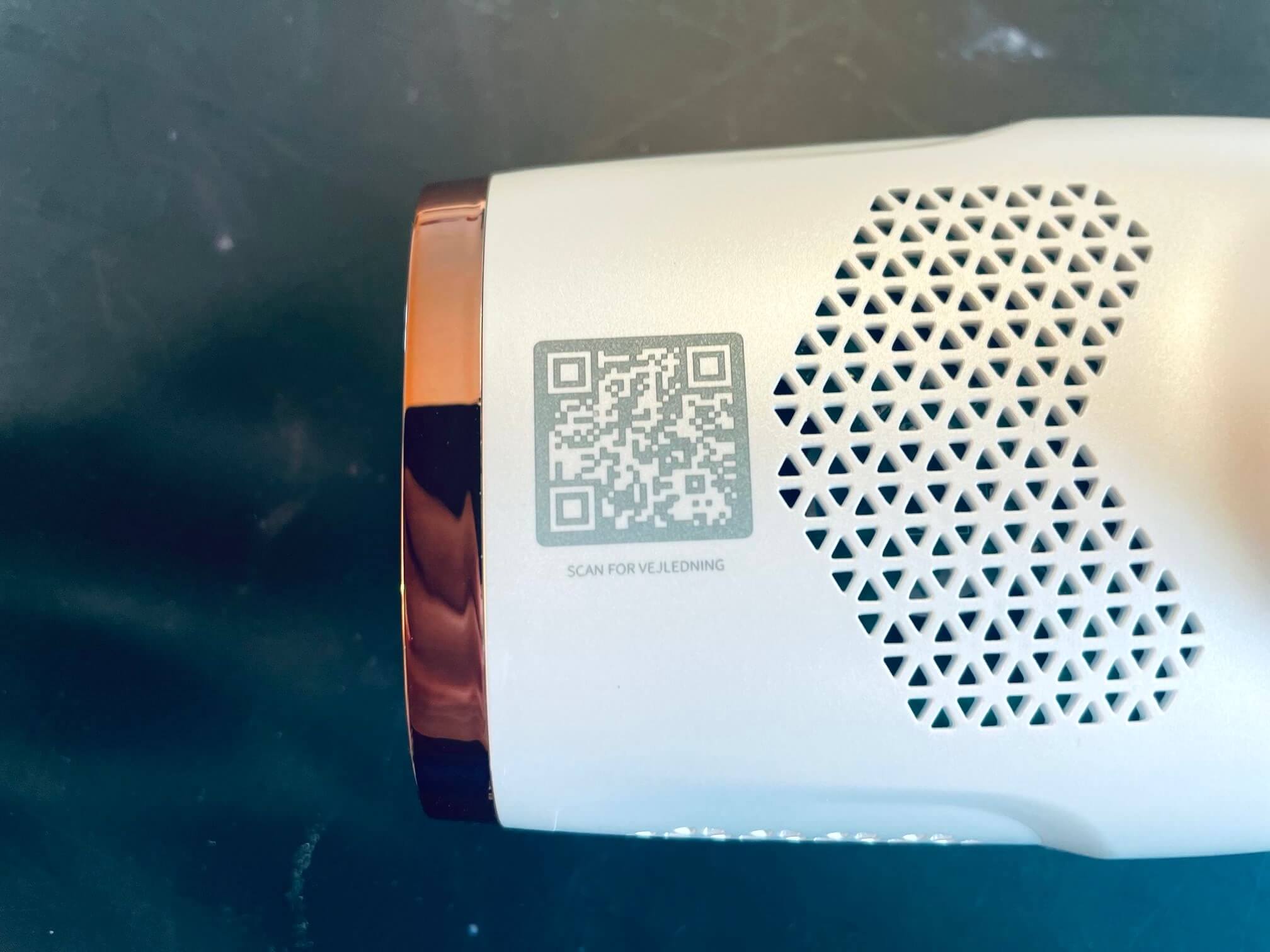 QR kode på fronten af IPL FastFlash fra DeluxeCare til brugsanvisningen