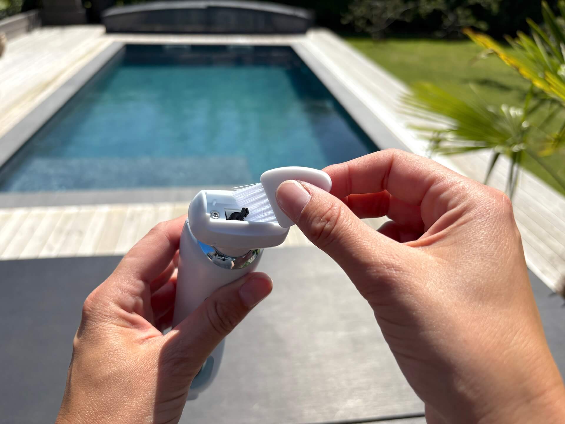 Rengøringsbørste bruges på SkySkin Ladyshaver