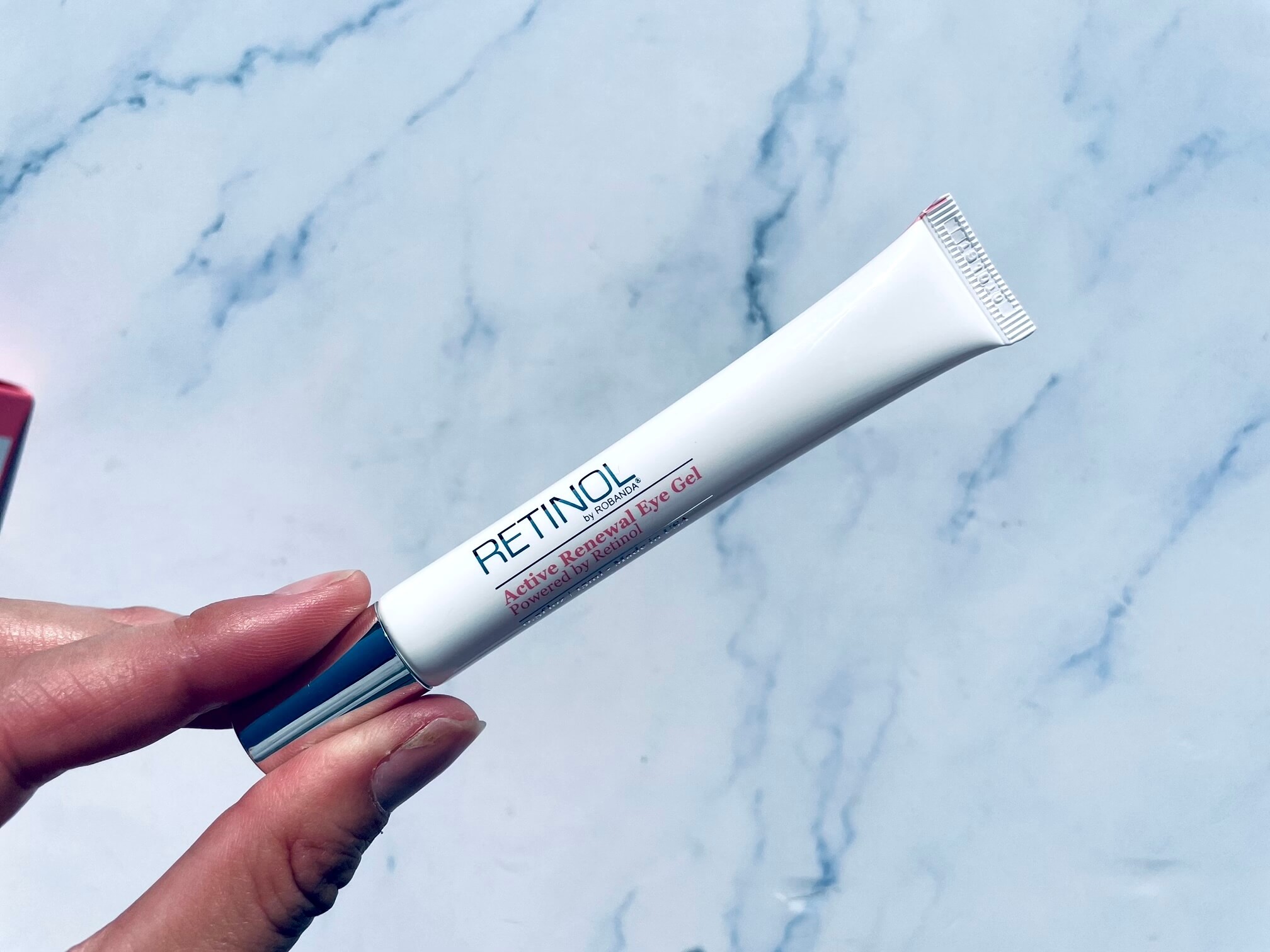 Retinol by Robanda Active Renewal Eye Gel i hånd