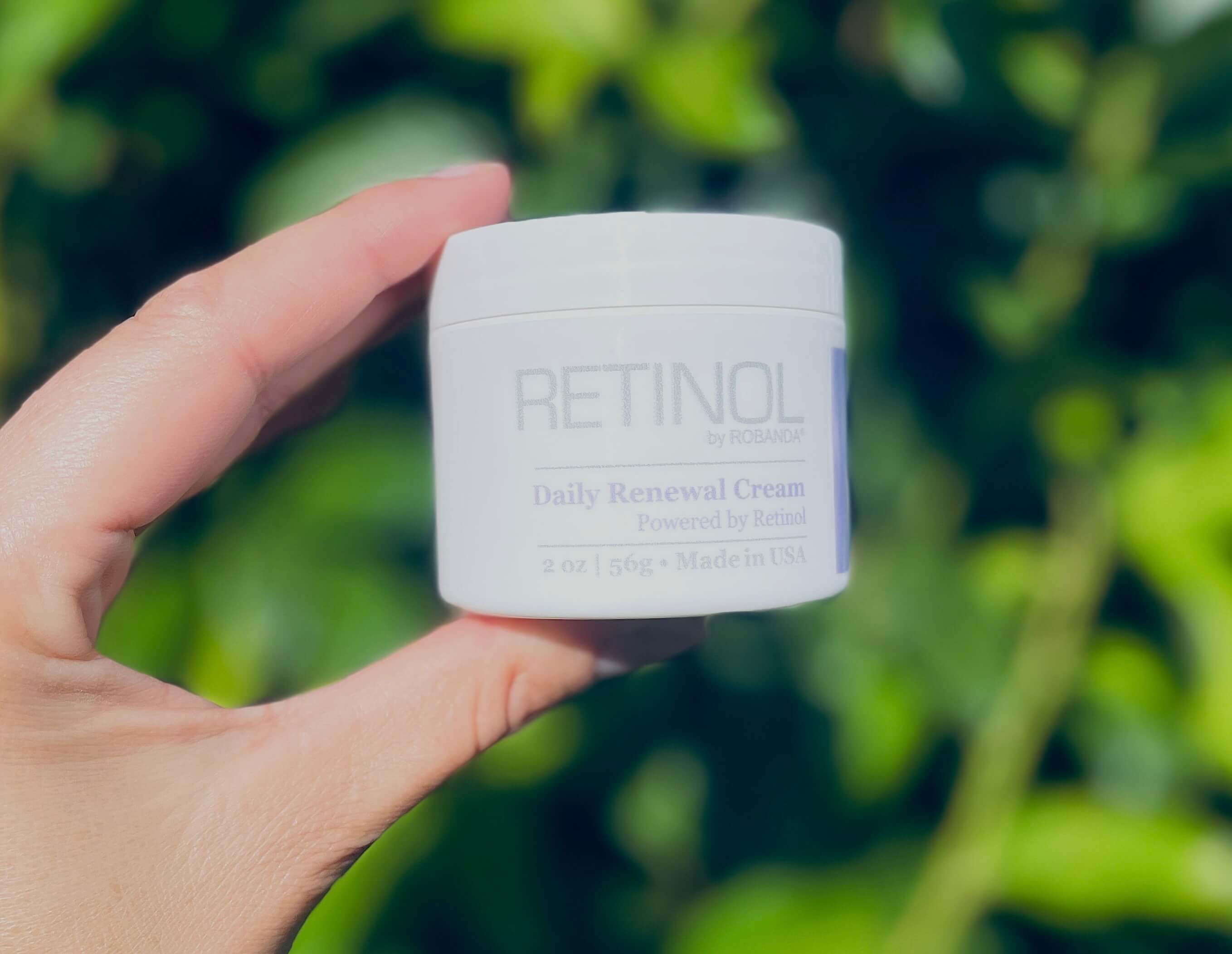 Retinol By Robanda Daily Renewal dagcreme i hånd