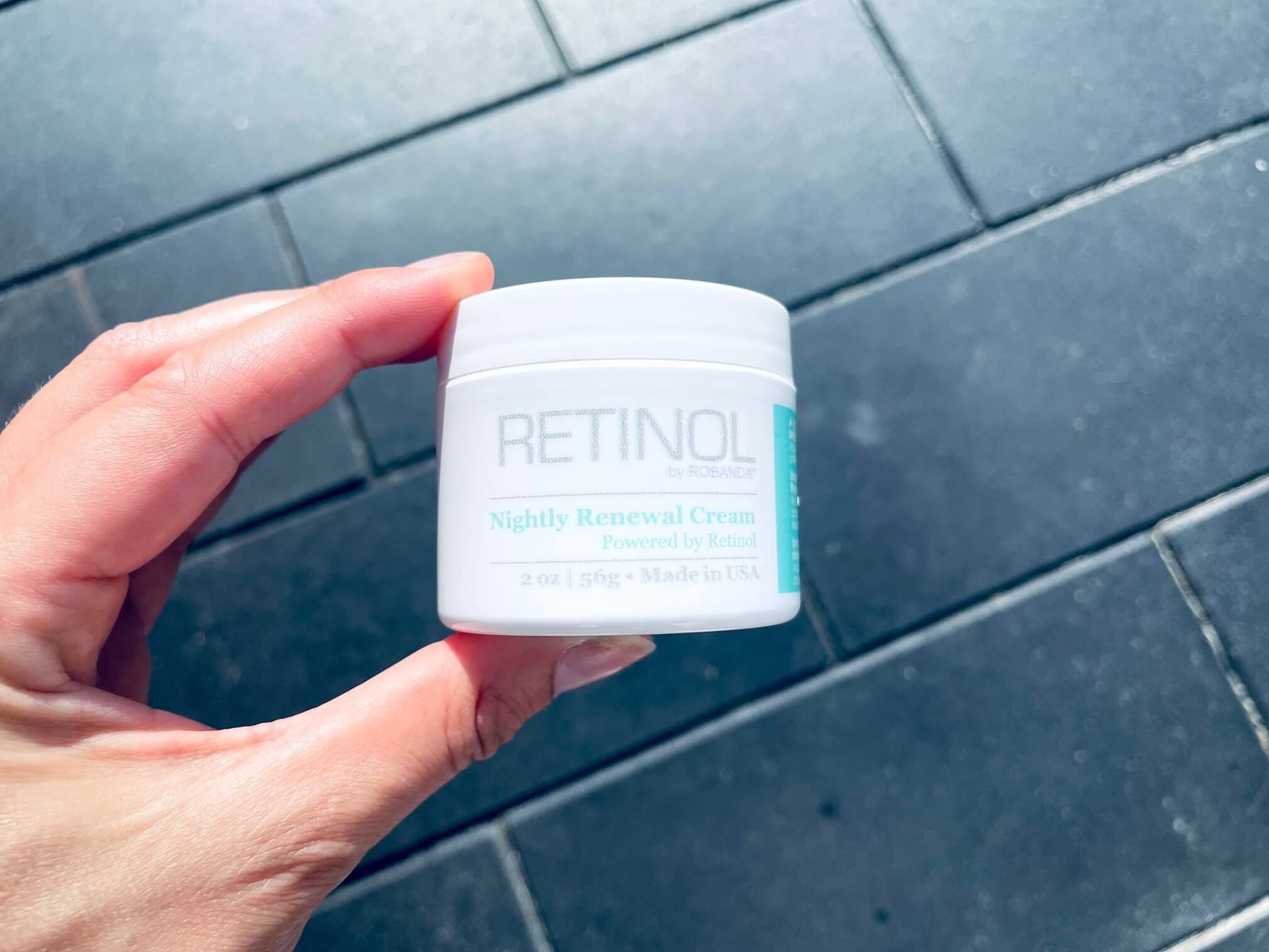 Retinol By Robanda Nightly Renewal i hånd