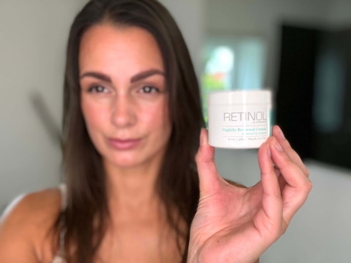 Retinol By Robanda Nightly Renewal i hånden på kvinde