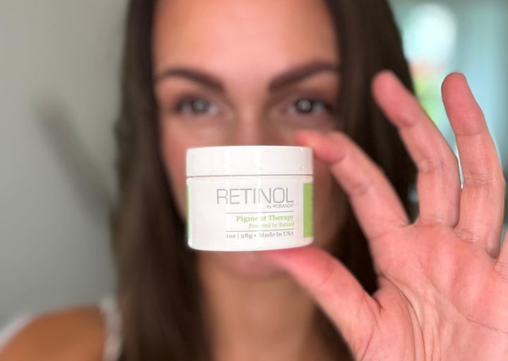 Retinol By Robanda Pigment Therapy foran kvinde