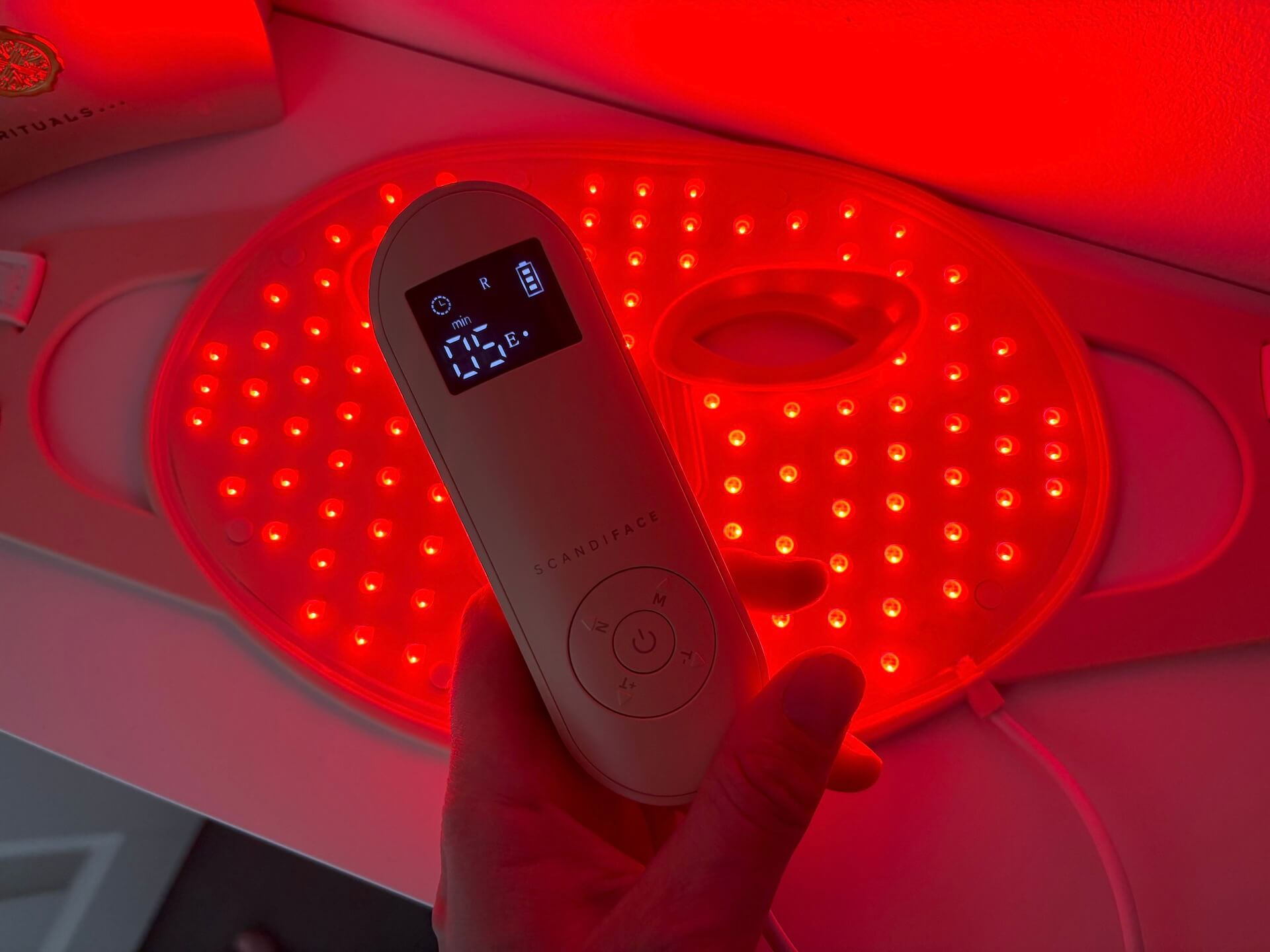 Rødt lys på Scandiface Skinboosting LED mask