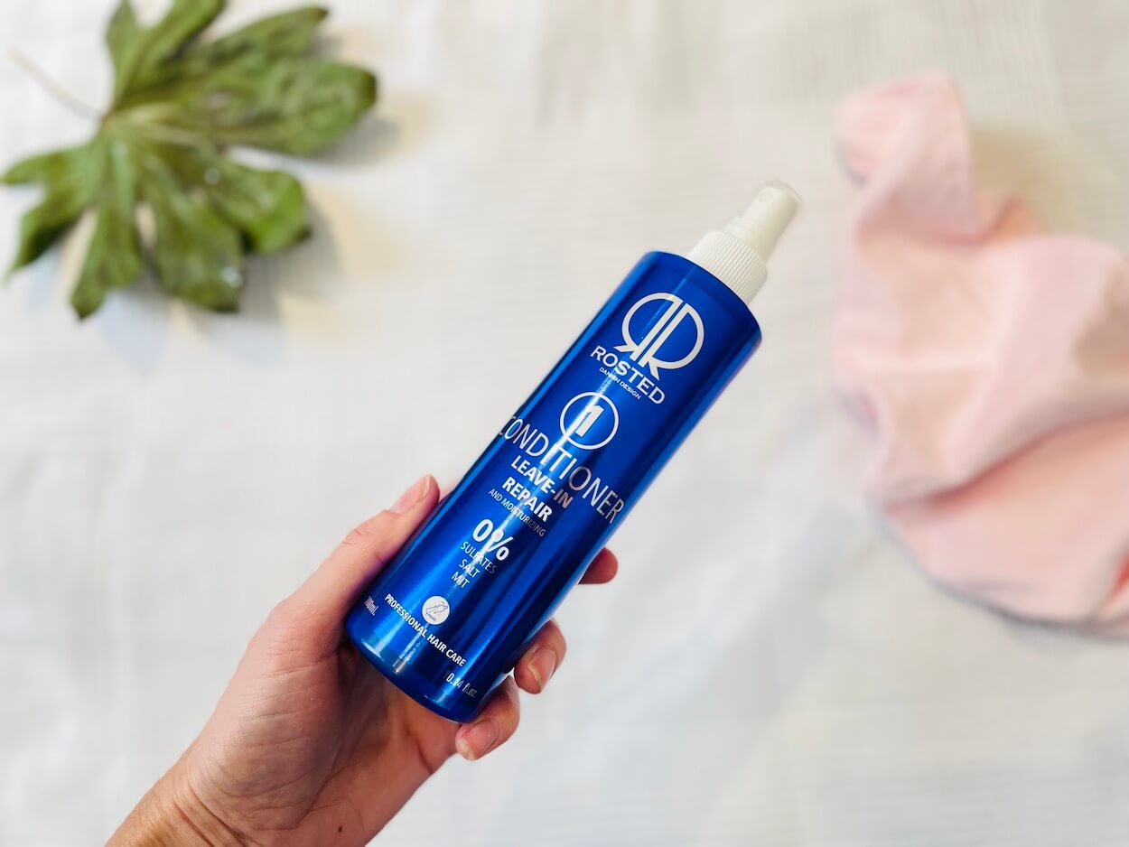 Rosted 1 Repair leave-in conditioner i en hånd