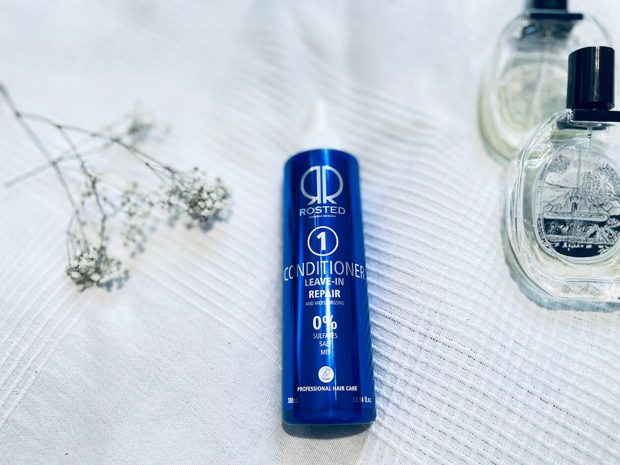 Rosted 1 Repair leave-in conditioner på en seng