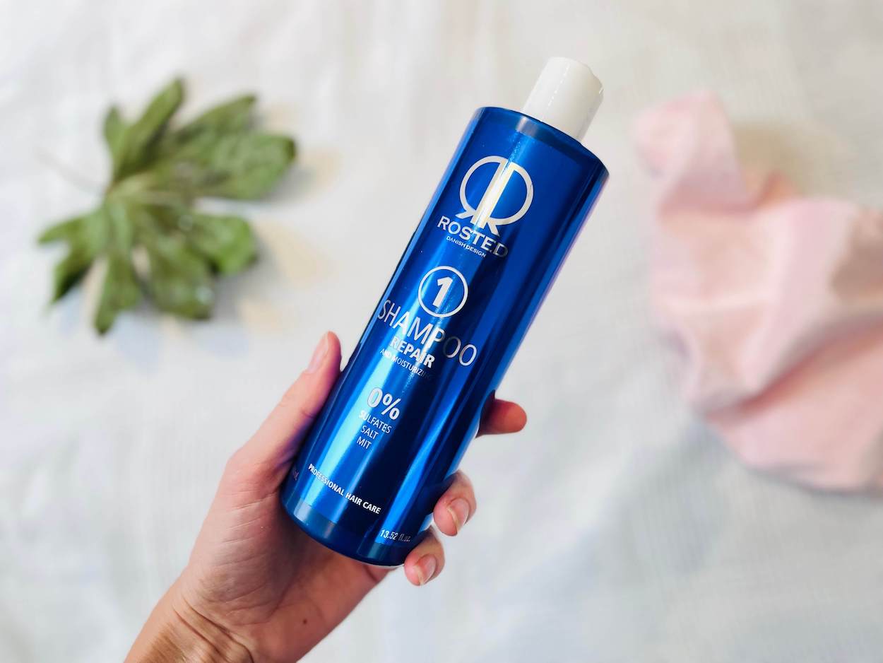 Rosted 1 repair shampoo i en hånd