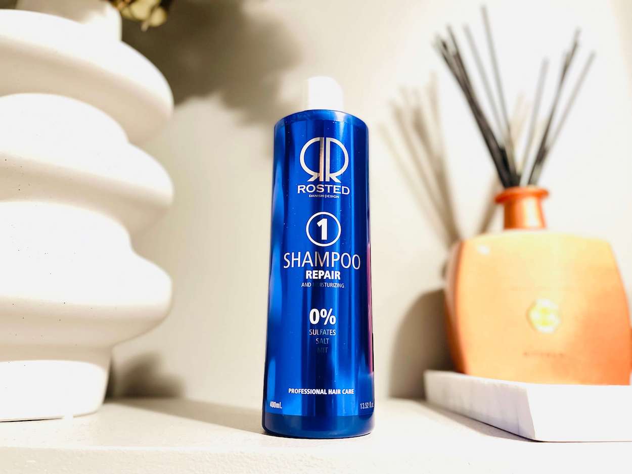 Rosted 1 repair shampoo på en hylde