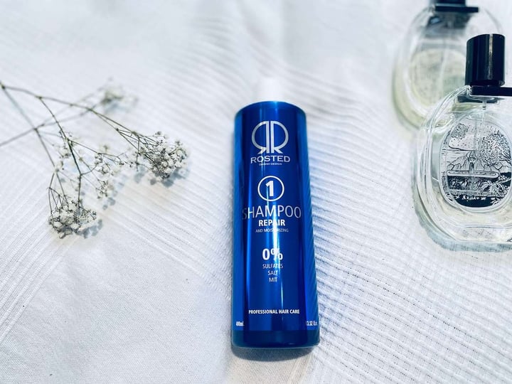 Rosted 1 repair shampoo på en seng