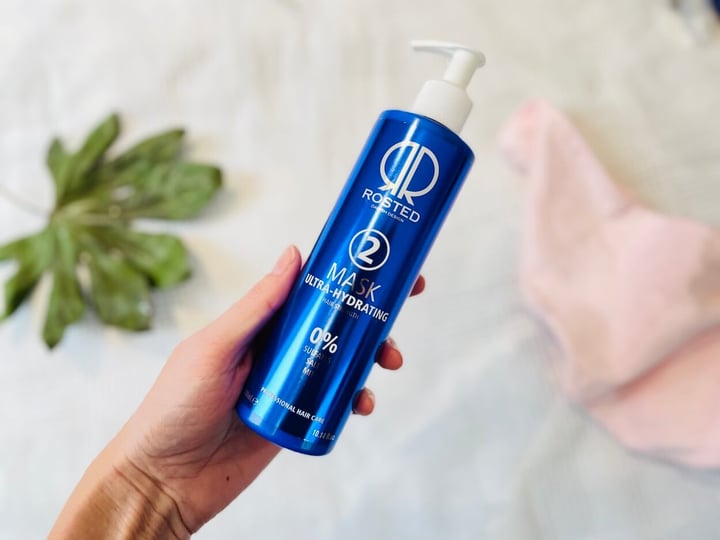 Rosted 2 Ultra-Hydrating Mask i en hånd