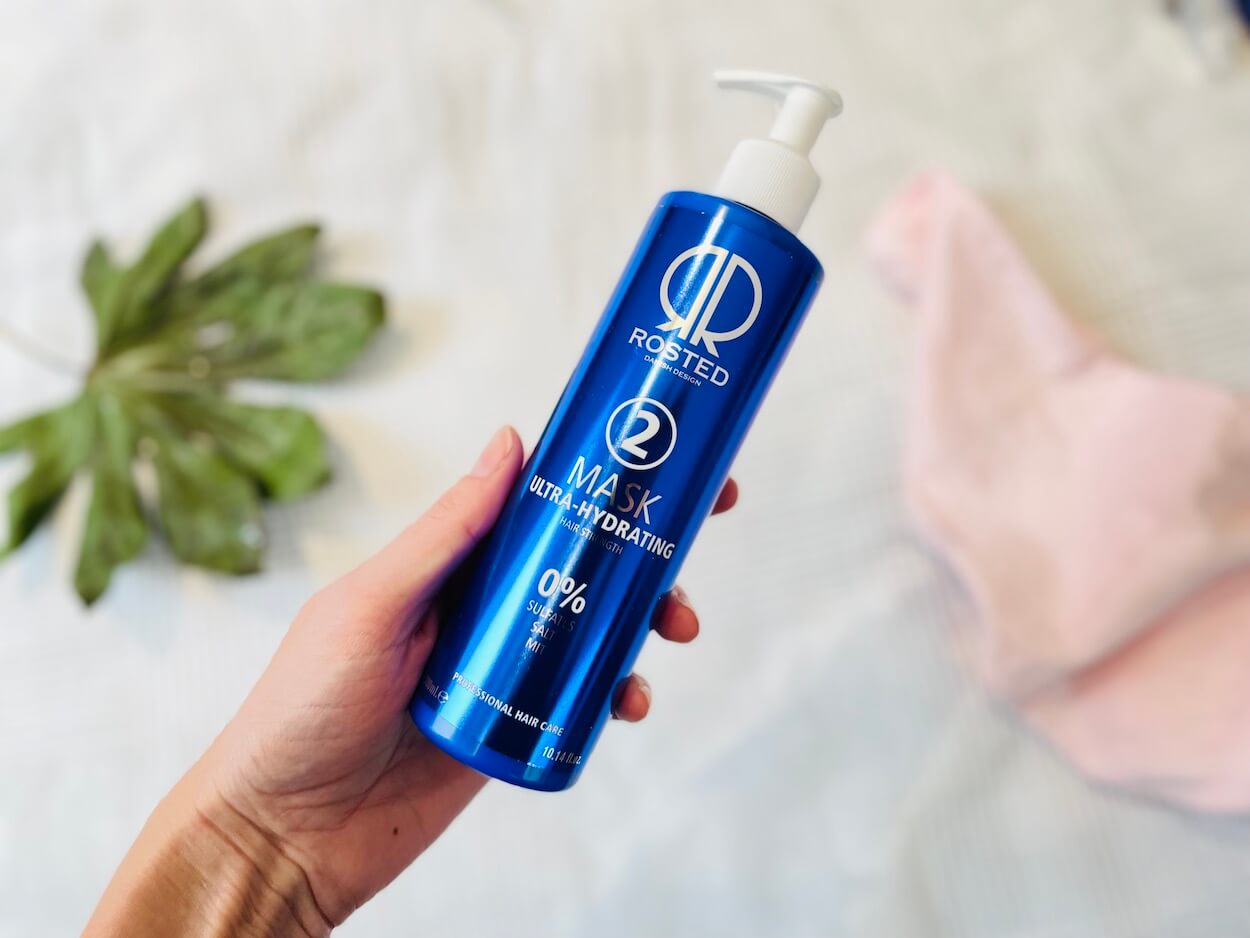 Rosted 2 Ultra-Hydrating Mask i en hånd