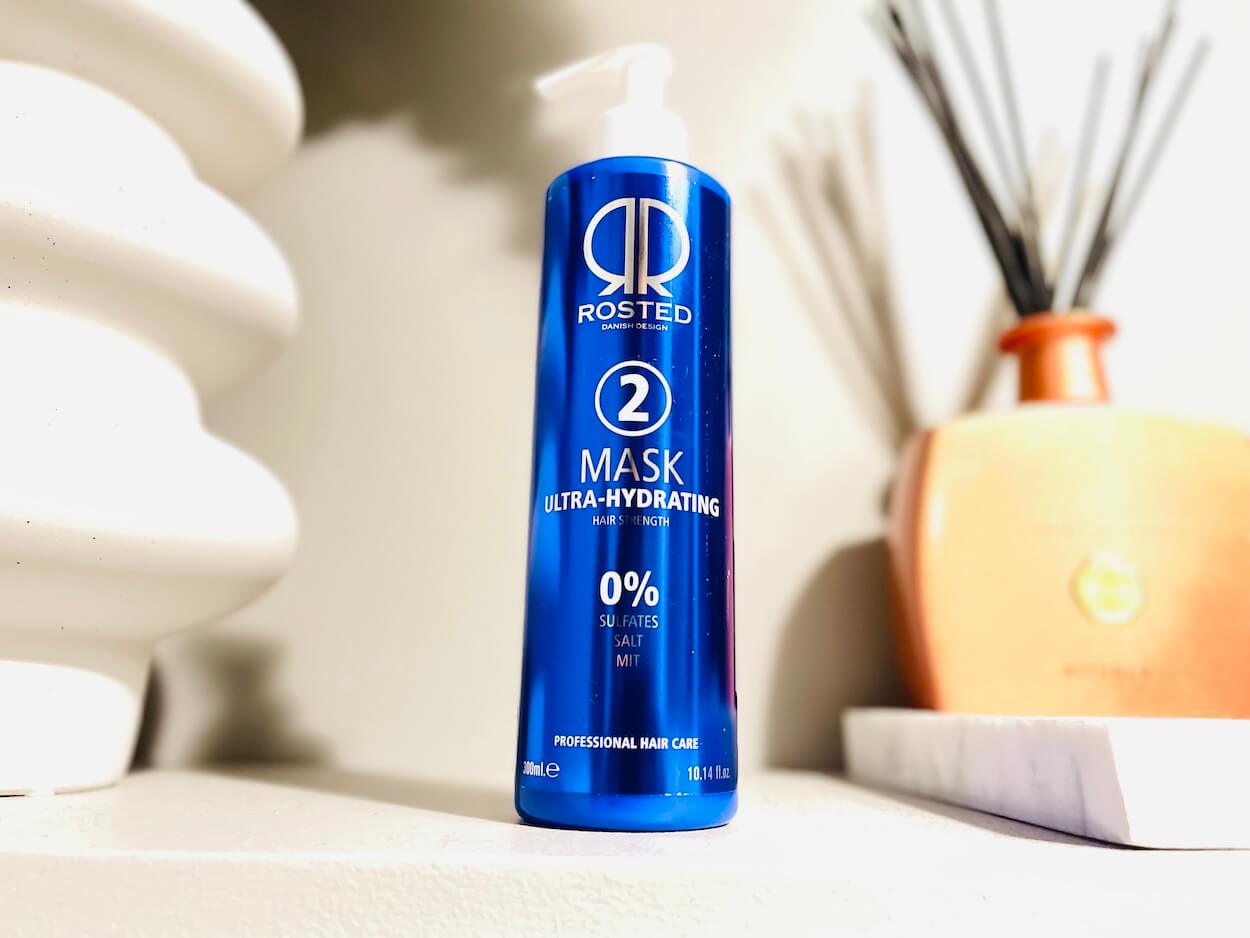 Rosted 2 Ultra-Hydrating Mask på en hylde